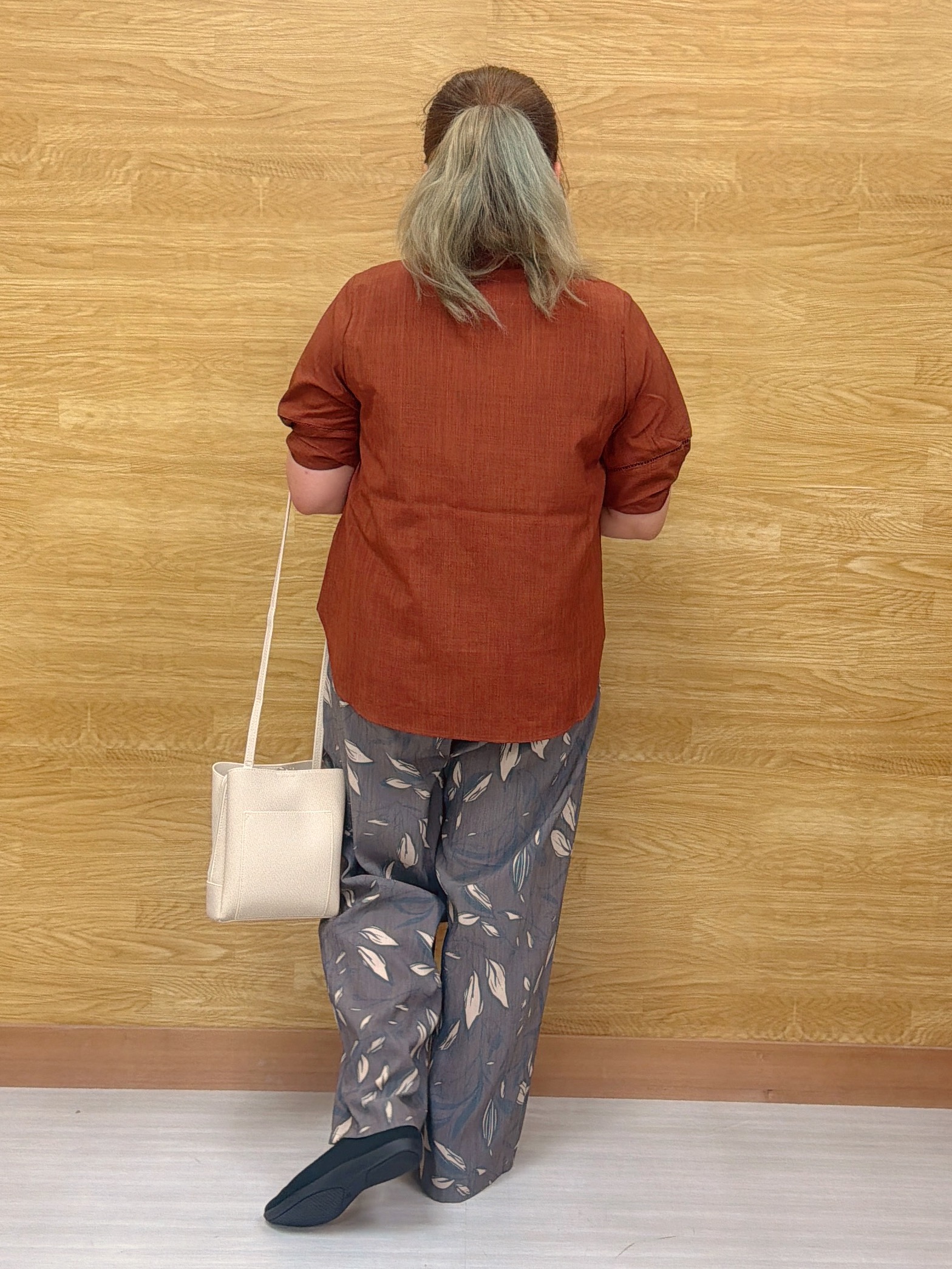 ぁむさんの「SHOO･LA･RUE｜【洗濯後しわになりにくい/インせずきまる】お袖のハシゴレースで涼やかに 麻調スキッパーブラウス」を使ったコーディネート