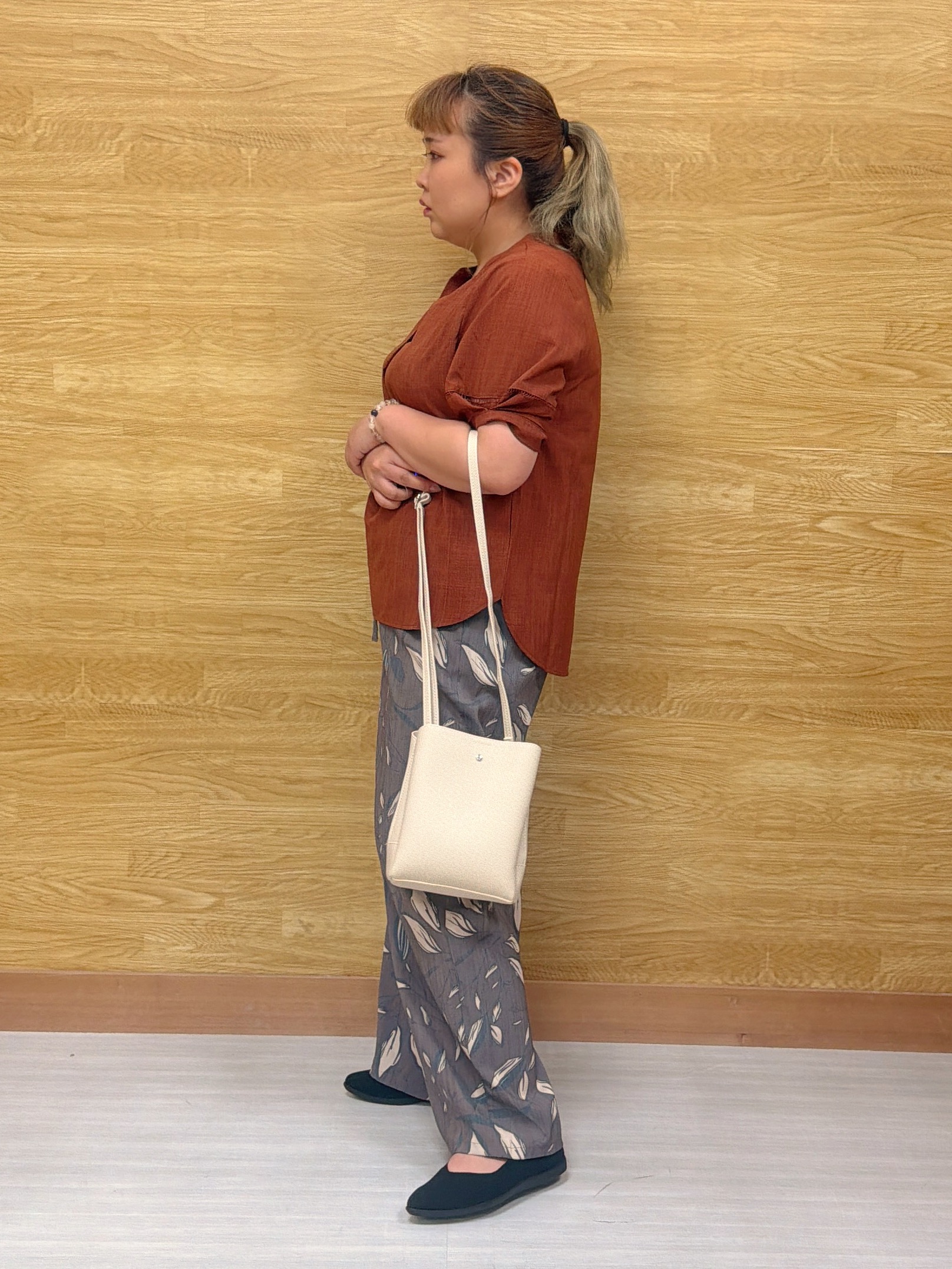 ぁむさんの「SHOO･LA･RUE｜【洗濯後しわになりにくい/インせずきまる】お袖のハシゴレースで涼やかに 麻調スキッパーブラウス」を使ったコーディネート