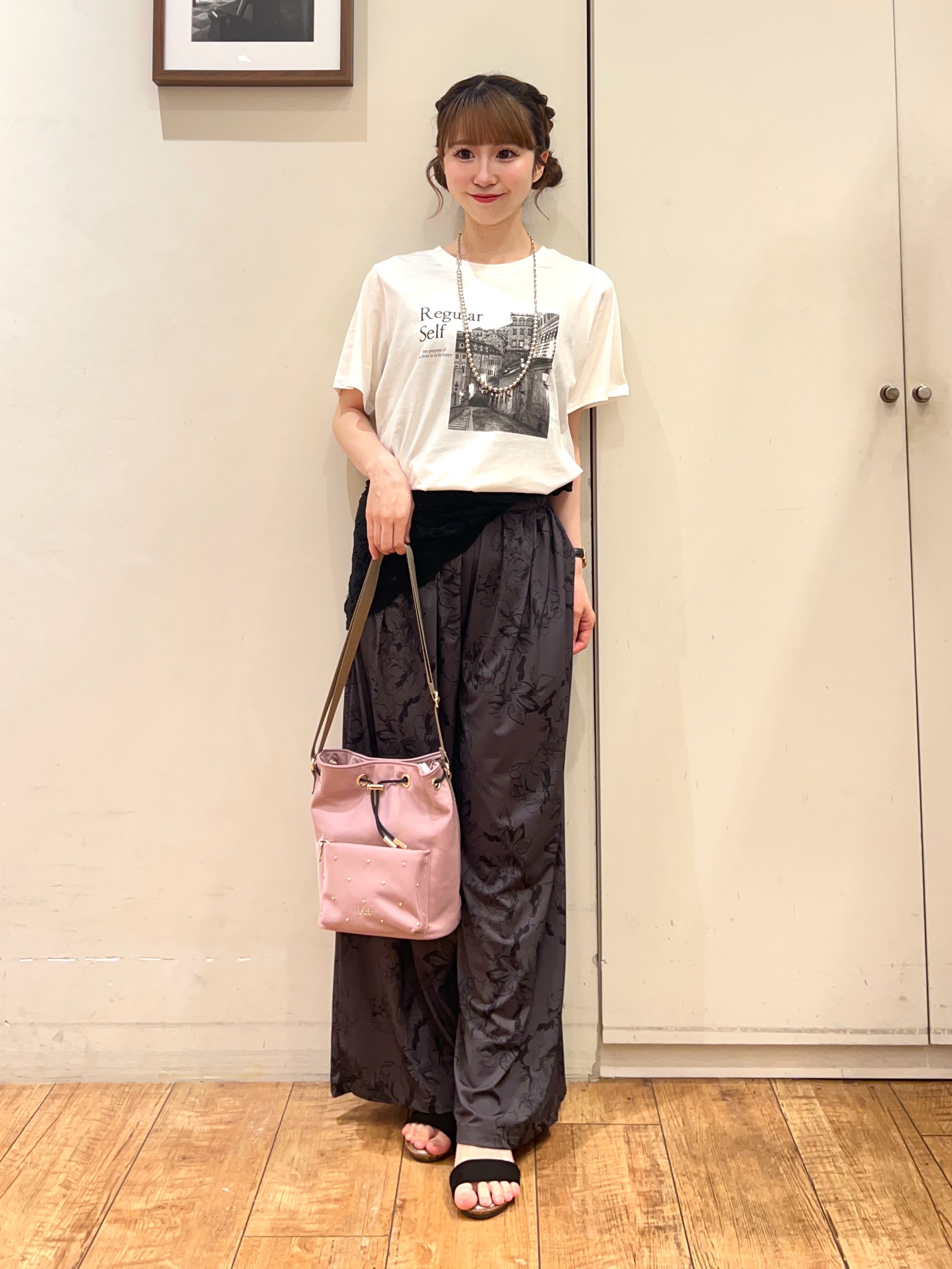 AIRIさんの「SHOO･LA･RUE｜【S-LL/洗濯機可】大人のベーシックカラープリントTシャツ」を使ったコーディネート