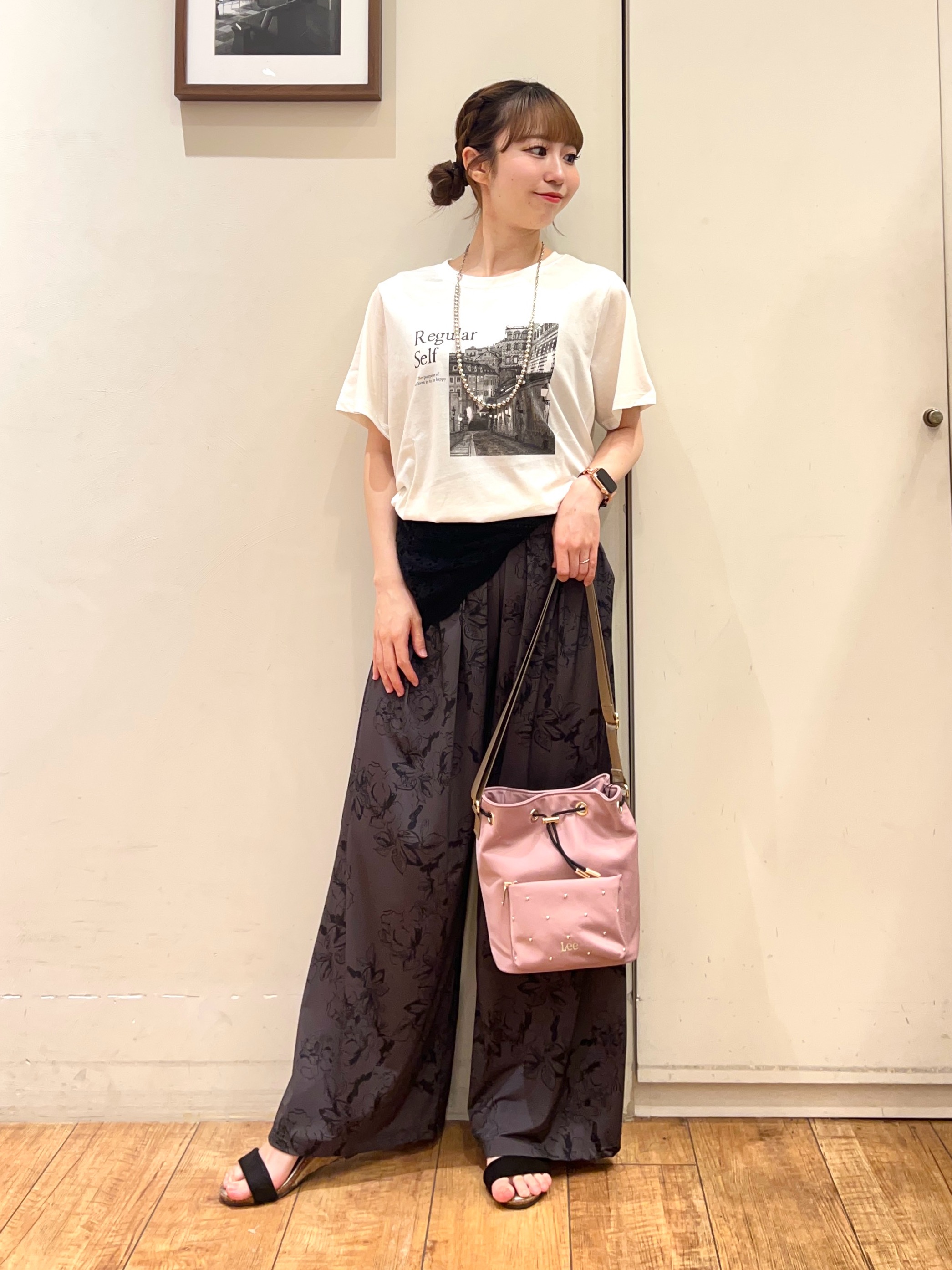 AIRIさんの「SHOO･LA･RUE｜【S-LL/洗濯機可】大人のベーシックカラープリントTシャツ」を使ったコーディネート