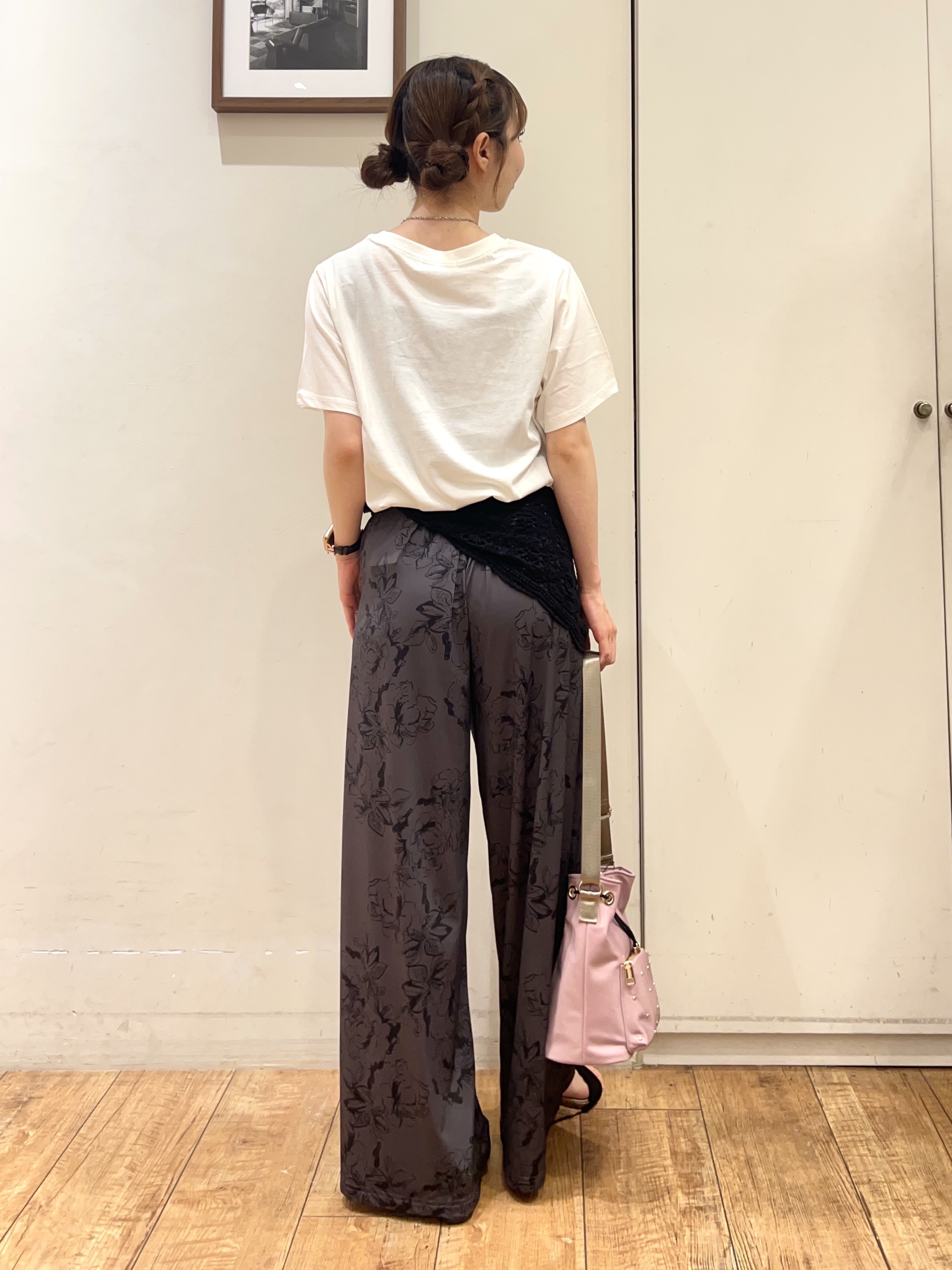 AIRIさんの「SHOO･LA･RUE｜【S-LL/洗濯機可】大人のベーシックカラープリントTシャツ」を使ったコーディネート