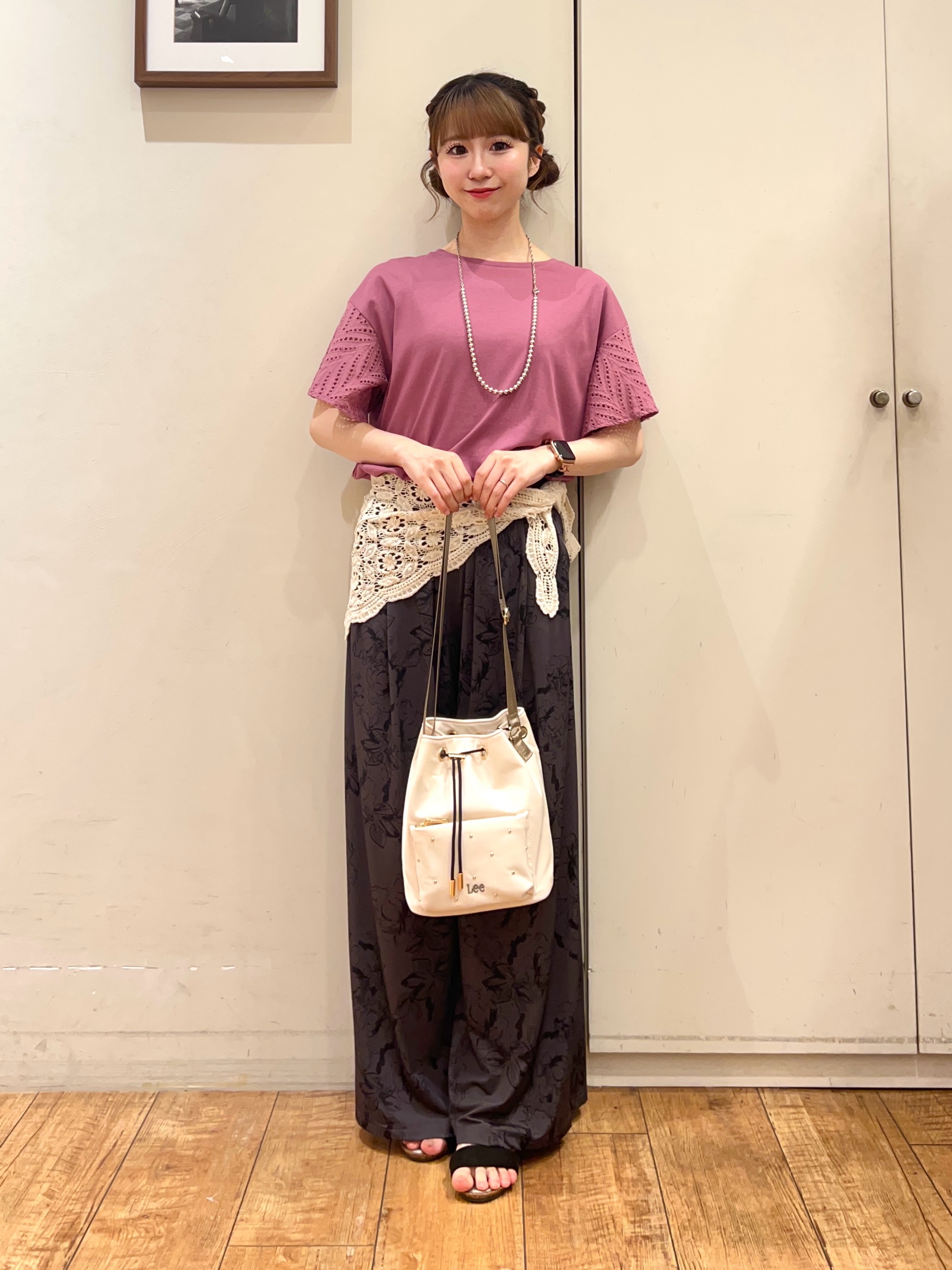 AIRIさんの「SHOO･LA･RUE｜【S-LL/洗濯機可/体型カバー】汗じみが気になりにくい お袖レースフレアTシャツ」を使ったコーディネート