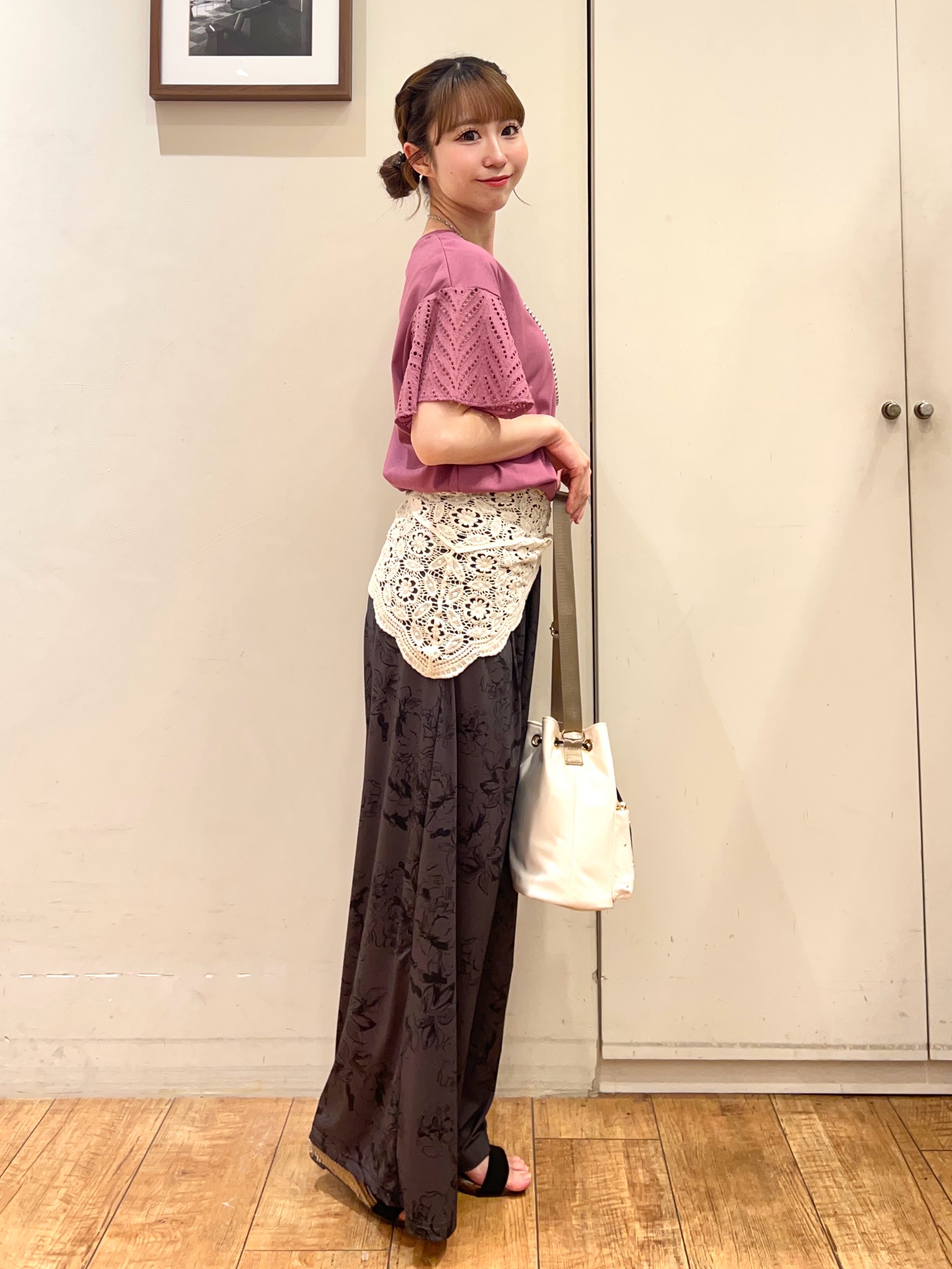 AIRIさんの「SHOO･LA･RUE｜【S-LL/洗濯機可/体型カバー】汗じみが気になりにくい お袖レースフレアTシャツ」を使ったコーディネート