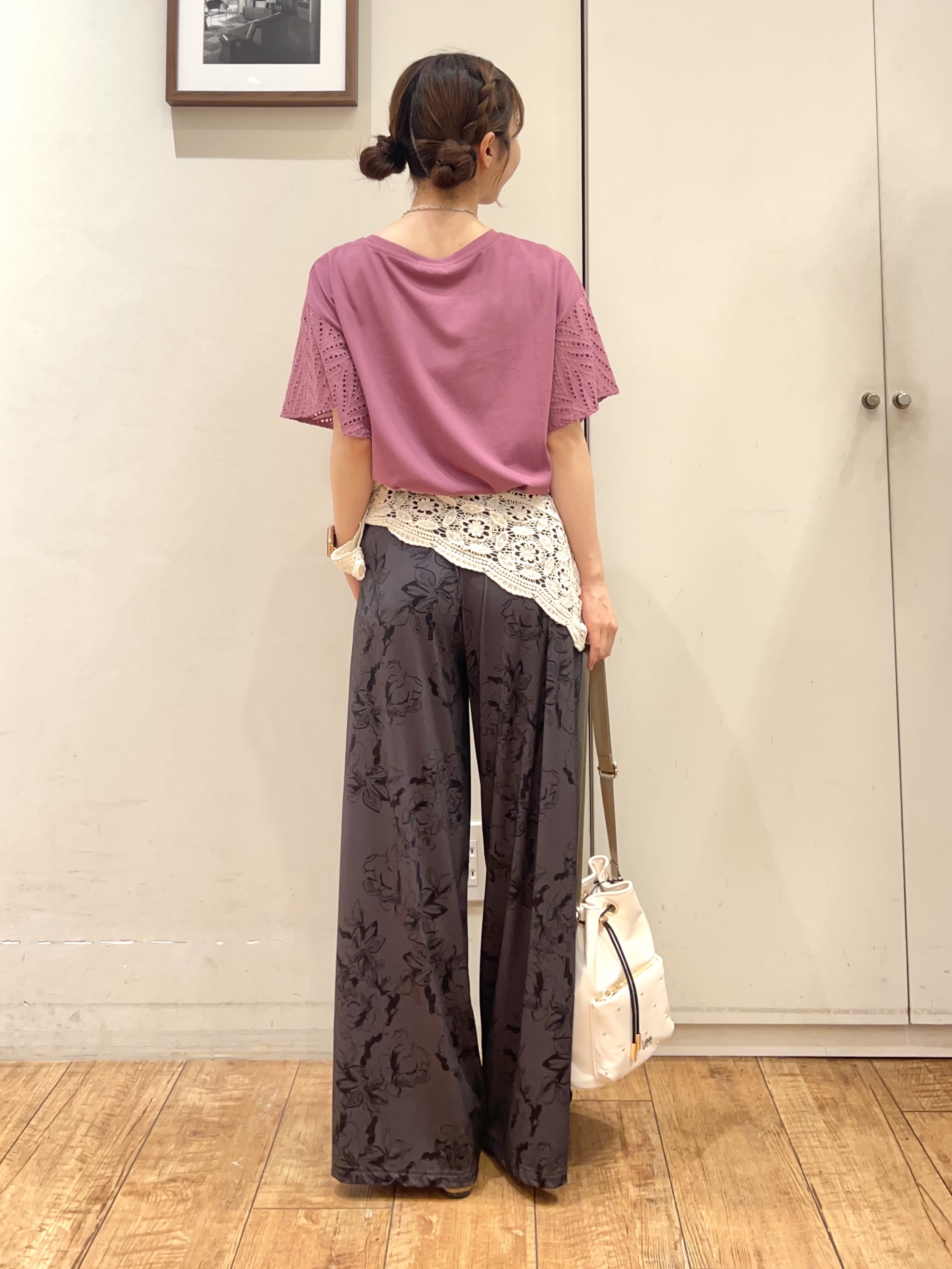 AIRIさんの「SHOO･LA･RUE｜【S-LL/洗濯機可/体型カバー】汗じみが気になりにくい お袖レースフレアTシャツ」を使ったコーディネート