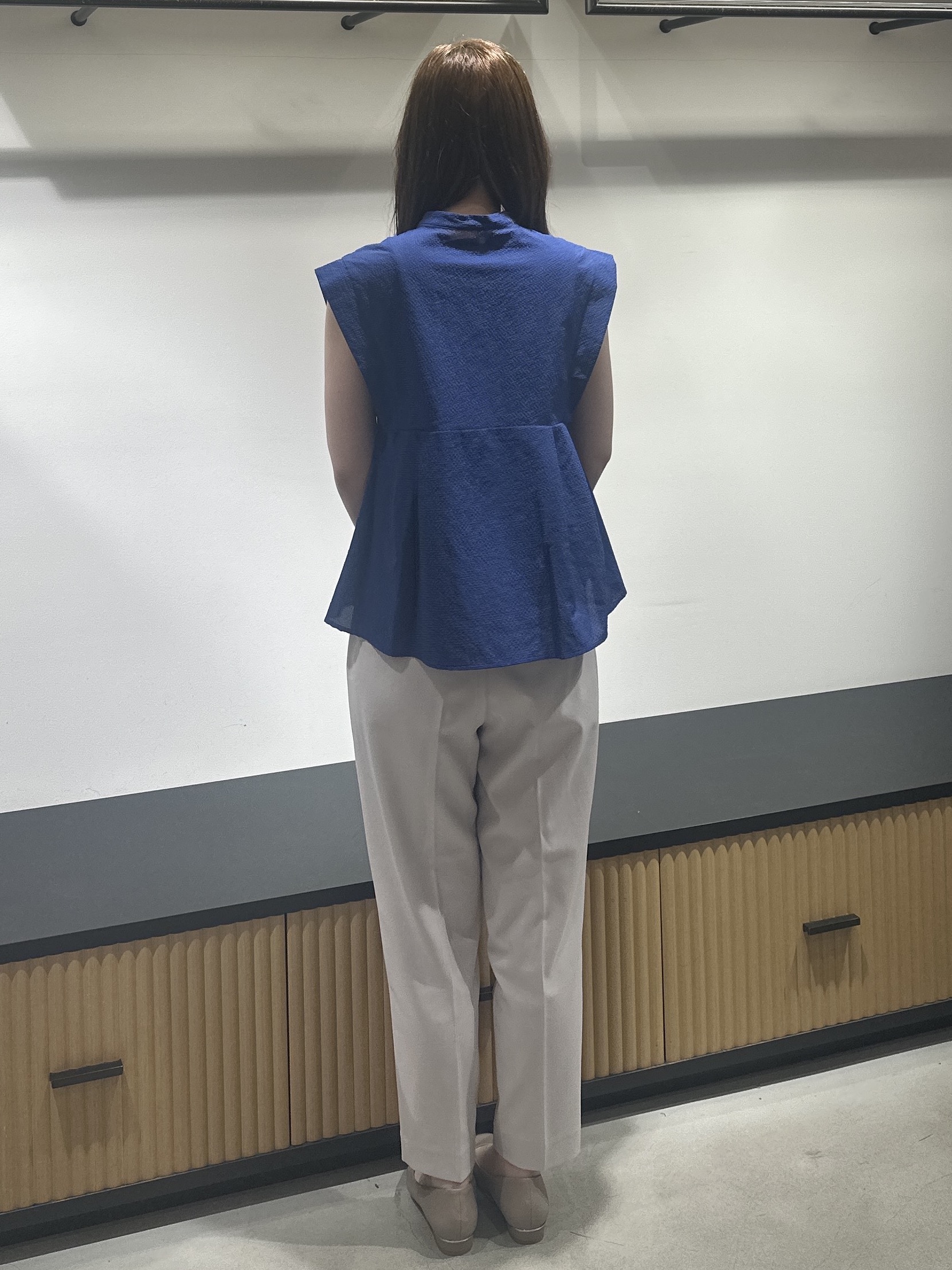 keito.iさんの「OPAQUE.CLIP｜『STORY Web7月掲載』ペプラムブラウス《通気性／吸水速乾／UVケア／防シワ／洗濯機OK》」を使ったコーディネート