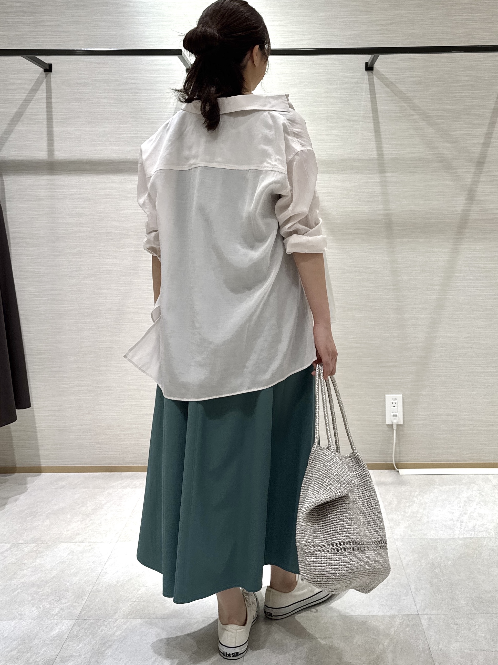 nanaさんの「UNTITLED｜【秋羽織り/肌に張り付きにくい】シルキータッチシアーシャツ」を使ったコーディネート