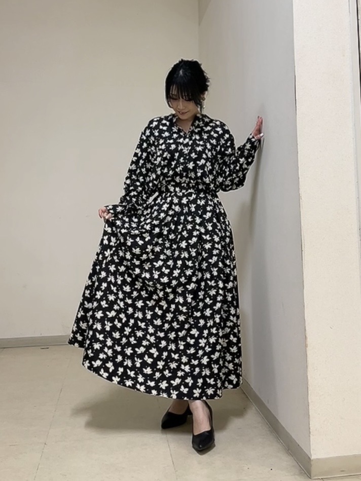 watanabeさんの「UNTITLED｜【着映え】モノトーンフラワー柄ブラウス」を使ったコーディネート