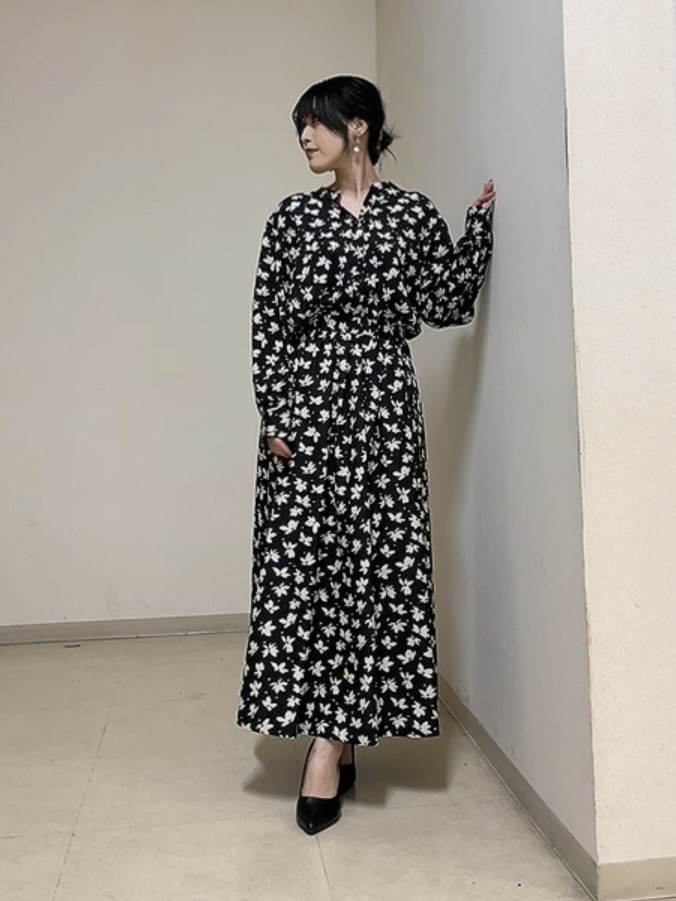 watanabeさんの「UNTITLED｜【着映え】モノトーンフラワー柄ブラウス」を使ったコーディネート