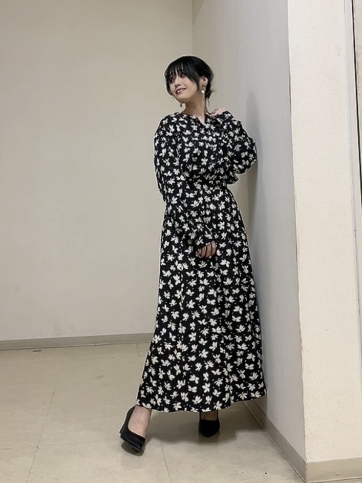 watanabeさんの「UNTITLED｜【着映え】モノトーンフラワー柄ブラウス」を使ったコーディネート