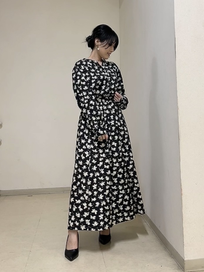 watanabeさんの「UNTITLED｜【着映え】モノトーンフラワー柄ブラウス」を使ったコーディネート