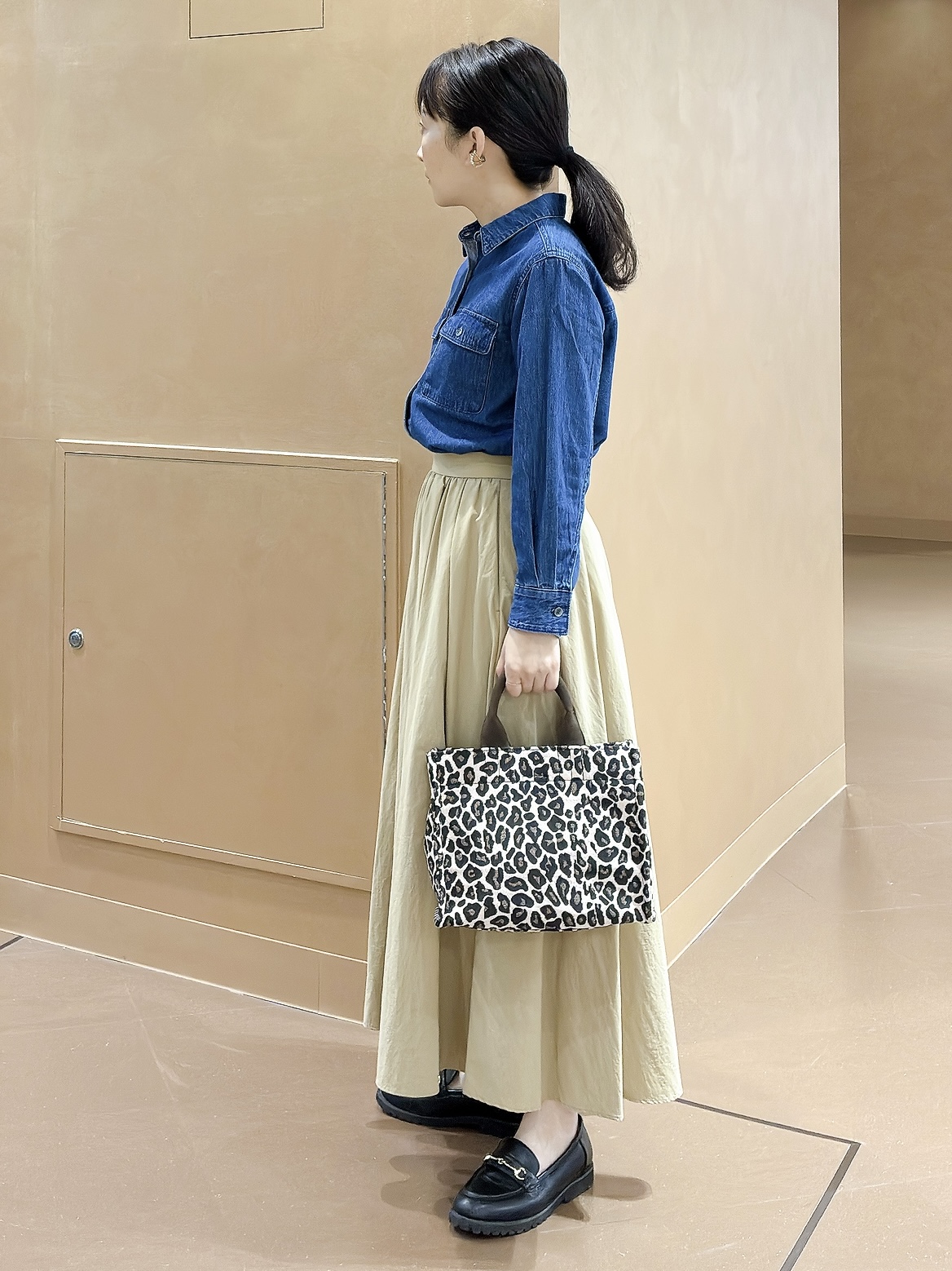 hattoriさんの「INDIVI｜【洗える／体型カバー】ライトデニム ワークシャツ」を使ったコーディネート