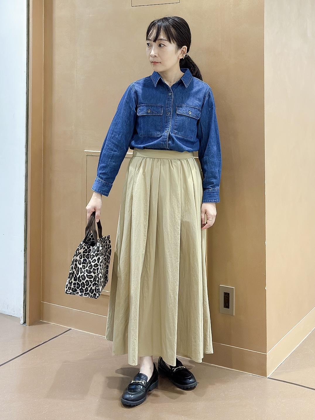 hattoriさんの「INDIVI｜【洗える／体型カバー】ライトデニム ワークシャツ」を使ったコーディネート