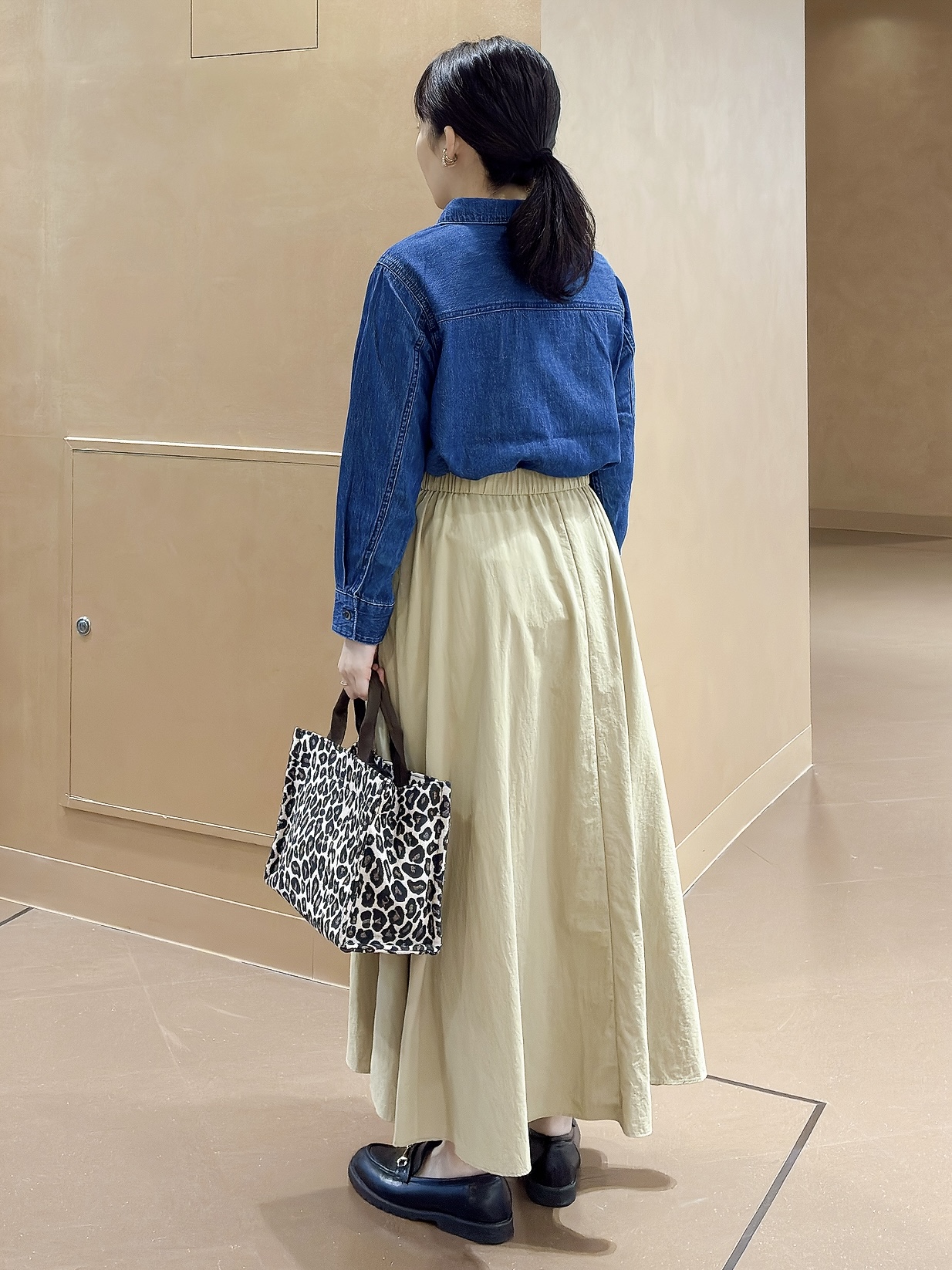 hattoriさんの「INDIVI｜【洗える／体型カバー】ライトデニム ワークシャツ」を使ったコーディネート