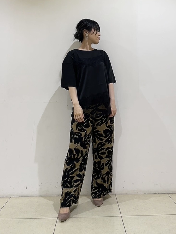 watanabeさんの「UNTITLED｜【ウエストゴム/秋映え】リーフプリントワイドパンツ」を使ったコーディネート
