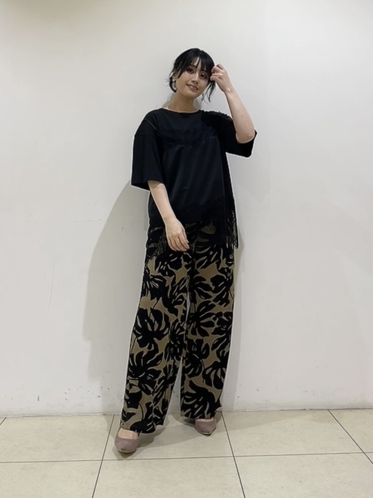 watanabeさんの「UNTITLED｜【ウエストゴム/秋映え】リーフプリントワイドパンツ」を使ったコーディネート