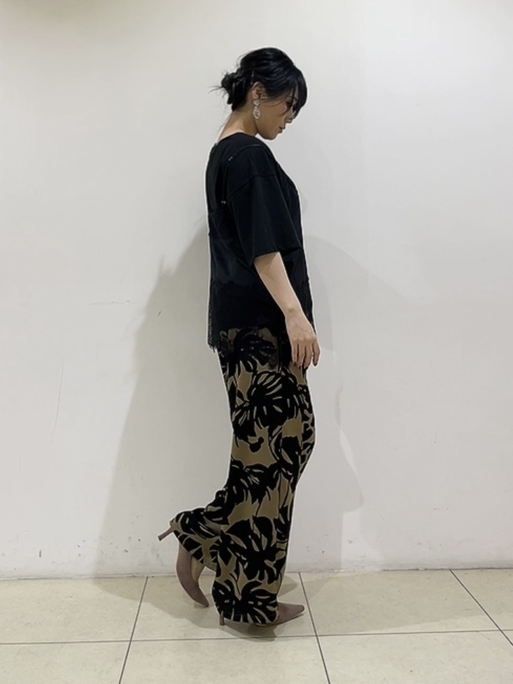 watanabeさんの「UNTITLED｜【ウエストゴム/秋映え】リーフプリントワイドパンツ」を使ったコーディネート