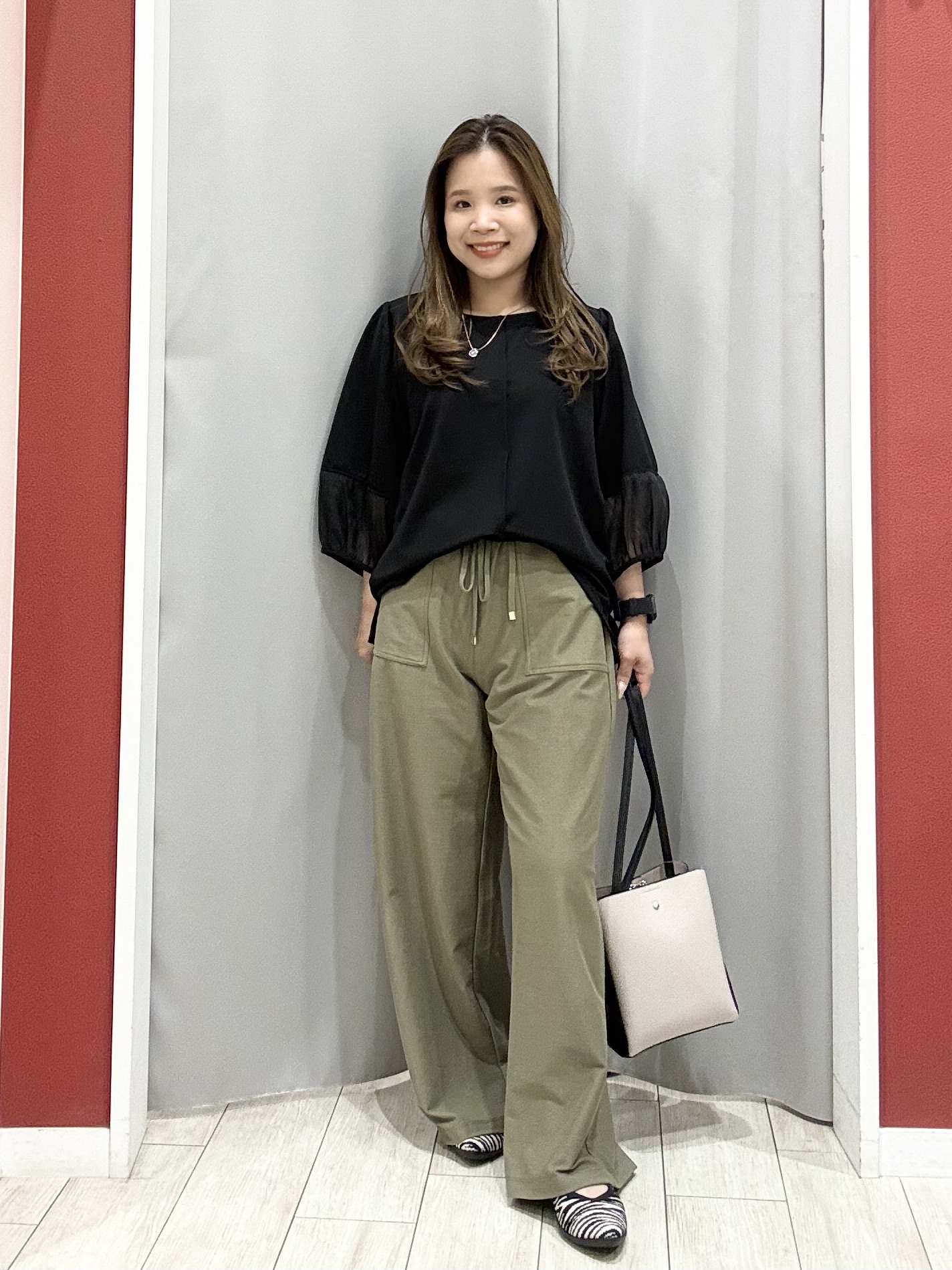 shioさんの「SHOO･LA･RUE｜【洗濯機可/S-LL】ほんのり透ける 大人のお袖シアー切り替え　ラウンドネックプルオーバー」を使ったコーディネート