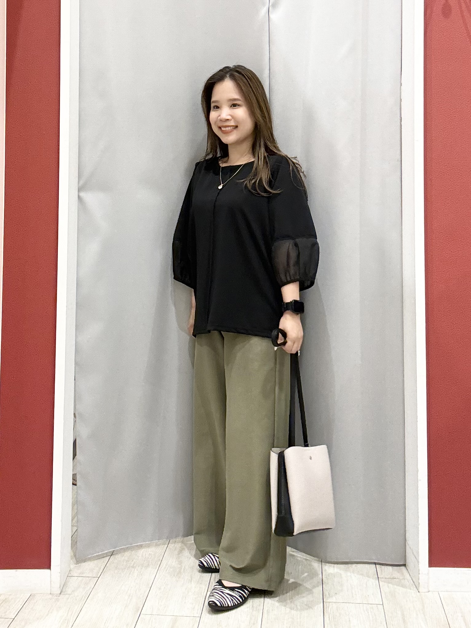 shioさんの「SHOO･LA･RUE｜【洗濯機可/S-LL】ほんのり透ける 大人のお袖シアー切り替え　ラウンドネックプルオーバー」を使ったコーディネート