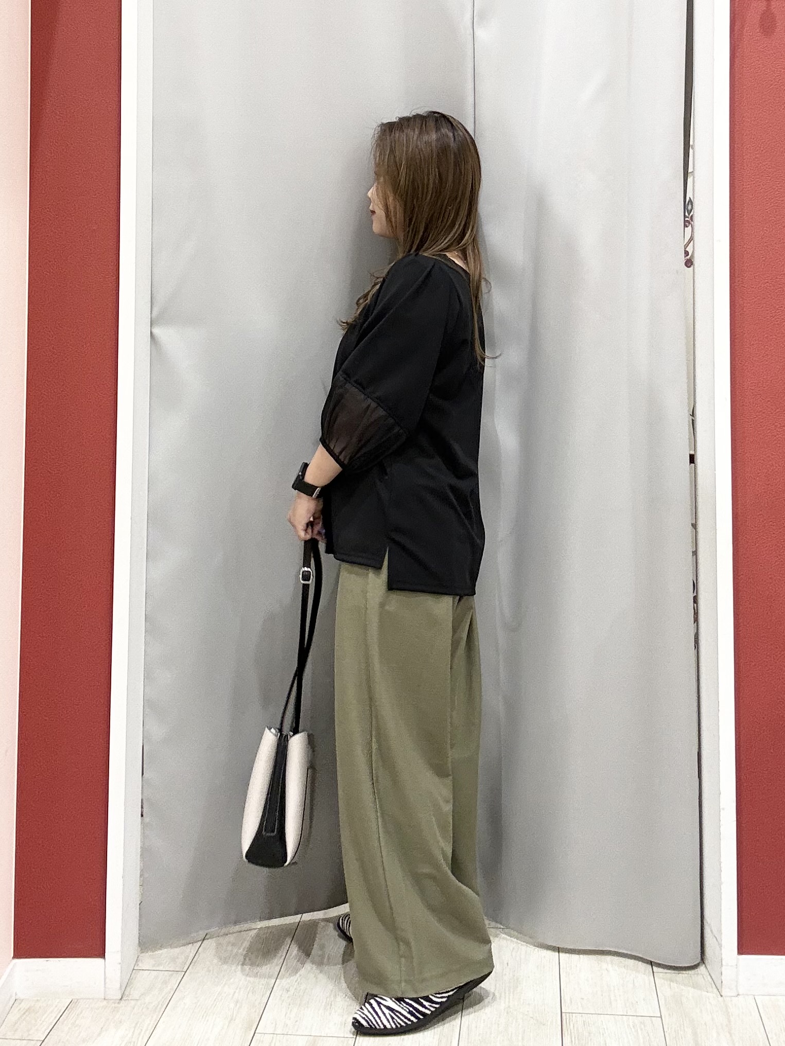 shioさんの「SHOO･LA･RUE｜【洗濯機可/S-LL】ほんのり透ける 大人のお袖シアー切り替え　ラウンドネックプルオーバー」を使ったコーディネート