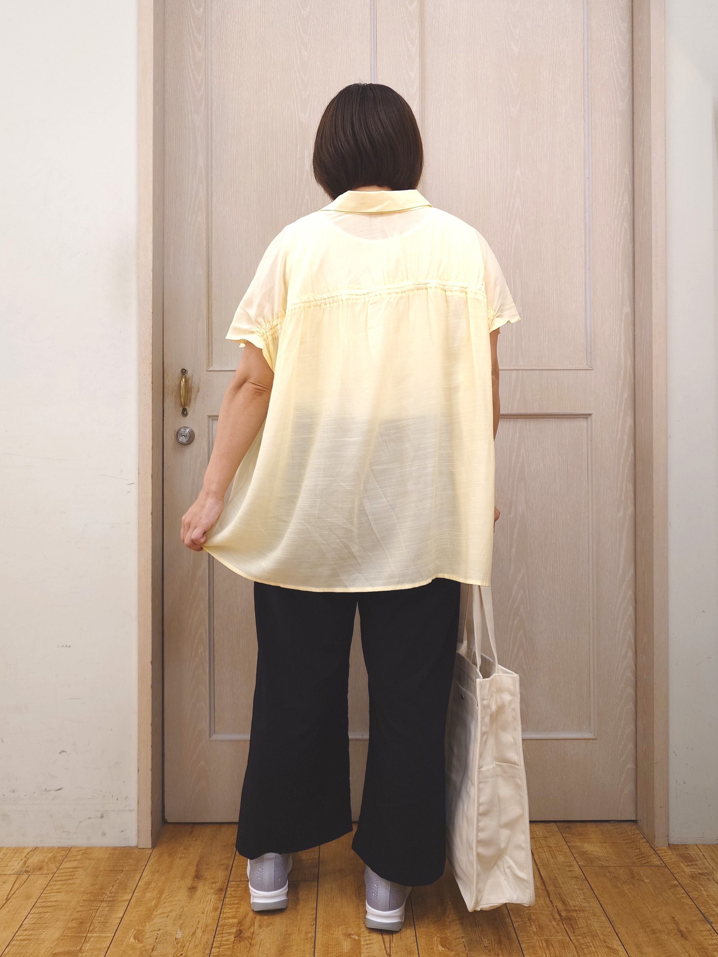 とろろさんの「SHOO･LA･RUE｜【UV/洗濯機可】ほんのりシアーで上品な バックギャザーブラウス」を使ったコーディネート