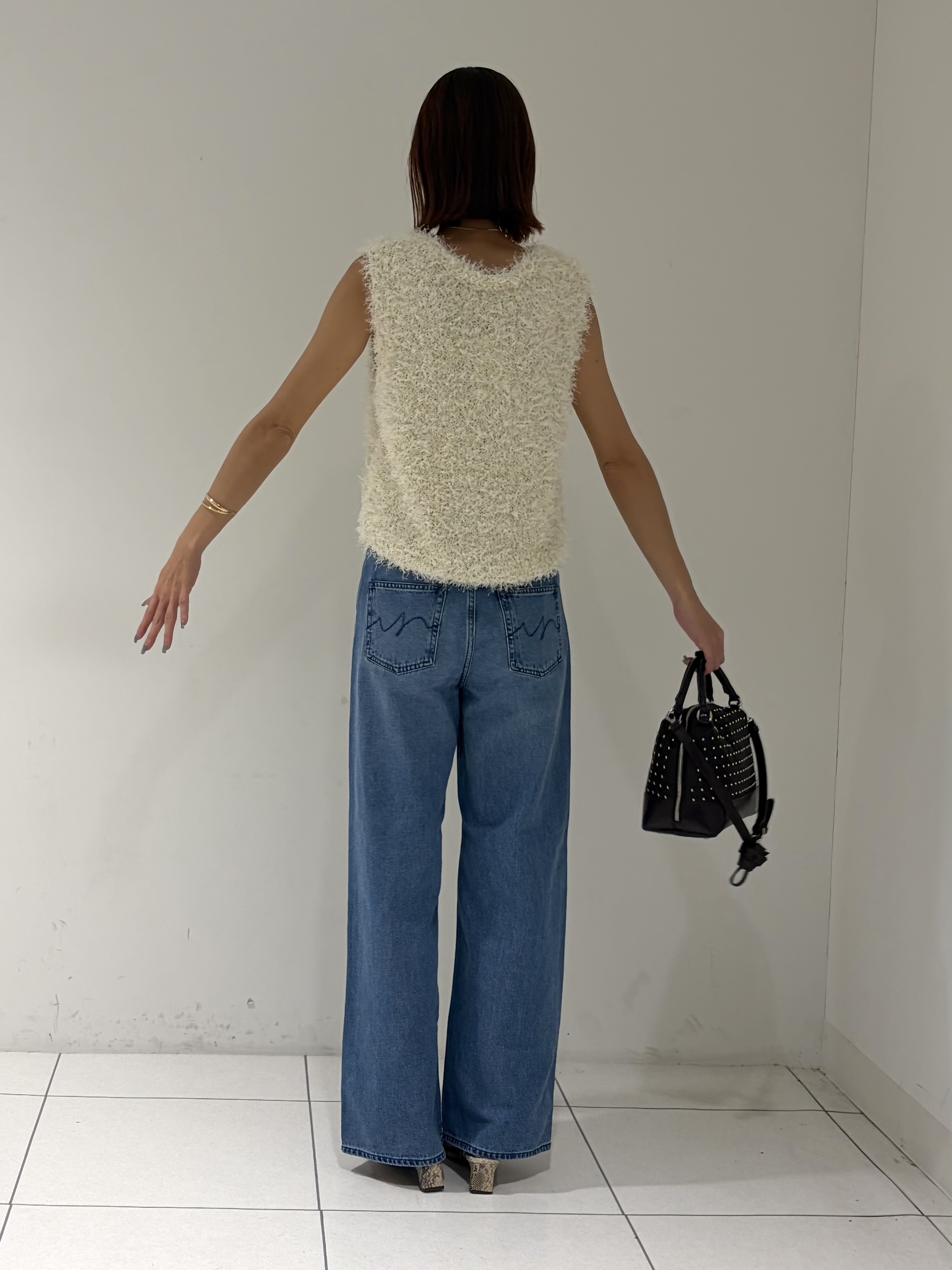 shioriさんの「INDIVI｜【洗える】ファンシーヤーンVネックニットベスト」を使ったコーディネート