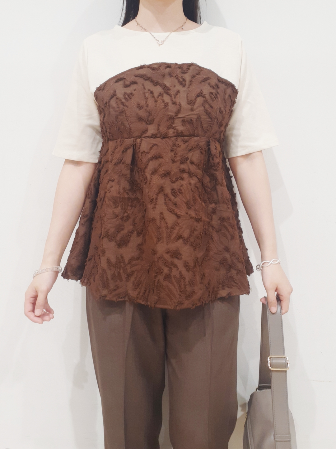 にこさんの「grove｜【防しわ/S-3L】美しいシルエットが続く テーパードパンツ」を使ったコーディネート