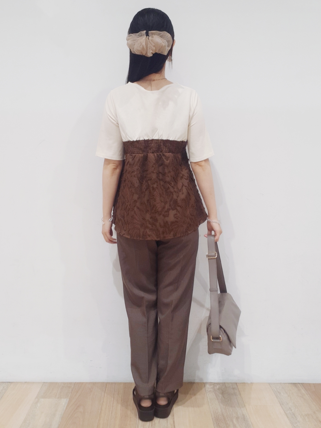 にこさんの「grove｜【防しわ/S-3L】美しいシルエットが続く テーパードパンツ」を使ったコーディネート