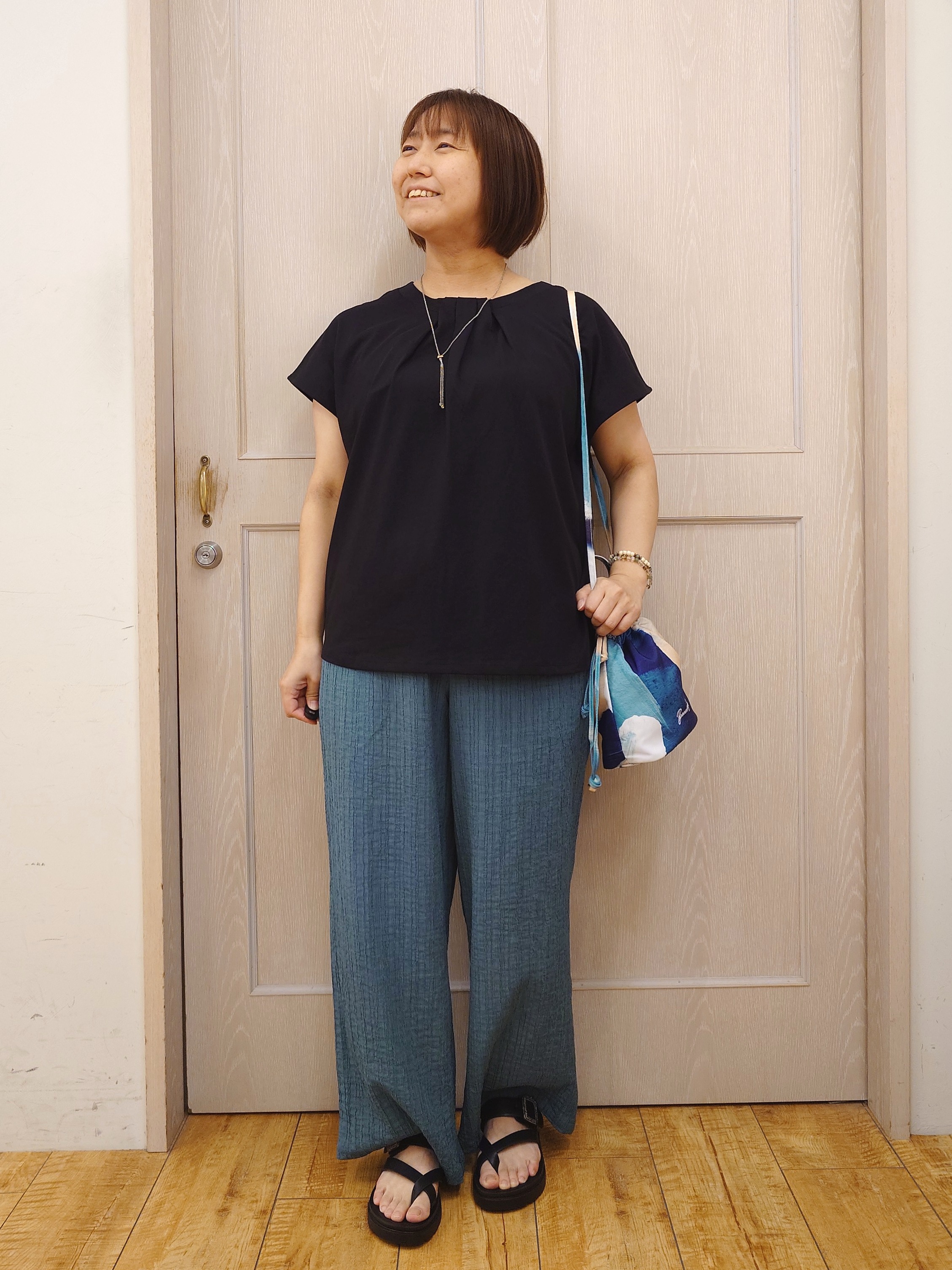 とろろさんの「SHOO･LA･RUE｜【前後2WAY/S-LL/洗濯機可】楽に着られて好印象 やわらかトップス」を使ったコーディネート