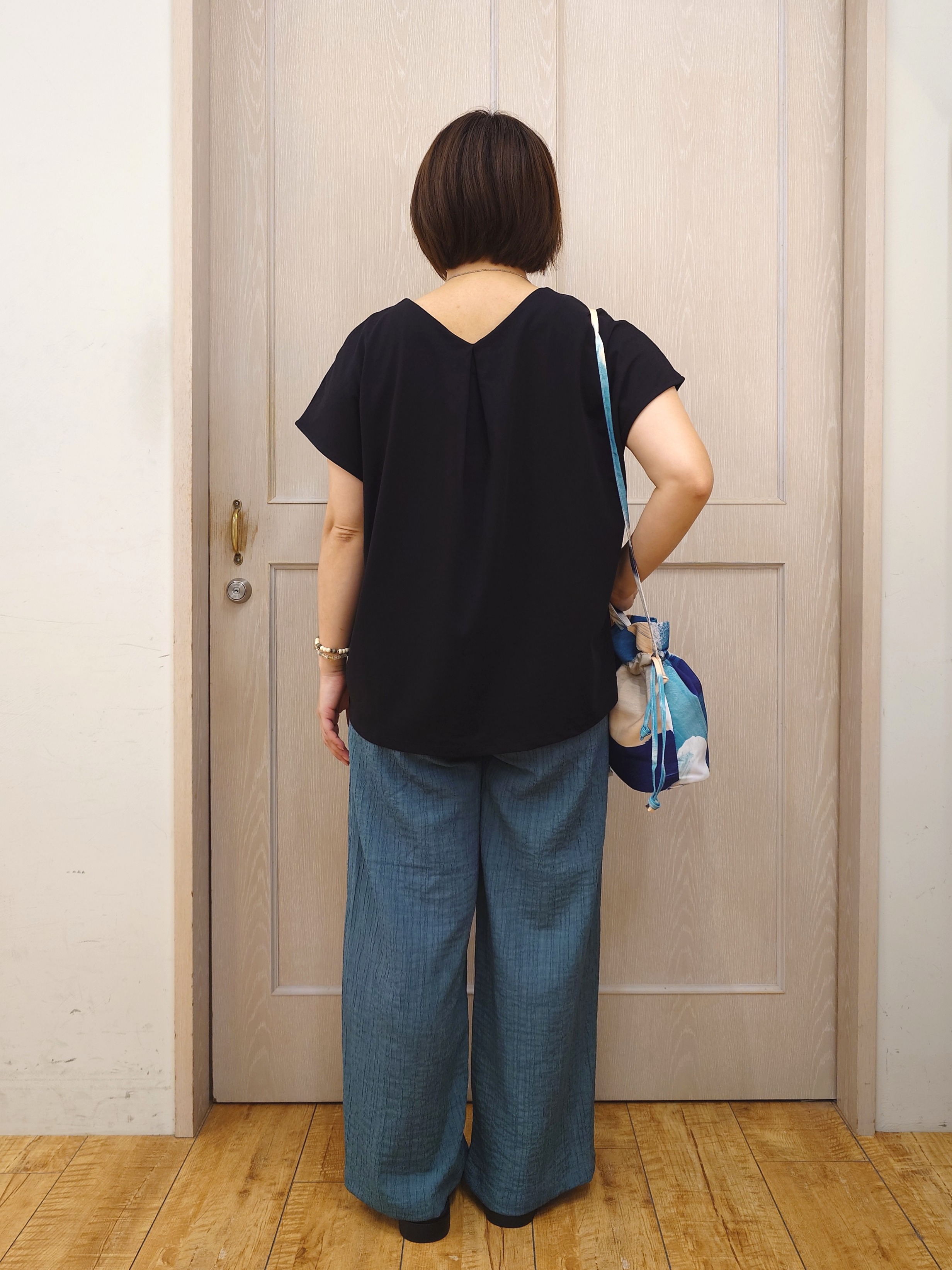 とろろさんの「SHOO･LA･RUE｜【前後2WAY/S-LL/洗濯機可】楽に着られて好印象 やわらかトップス」を使ったコーディネート
