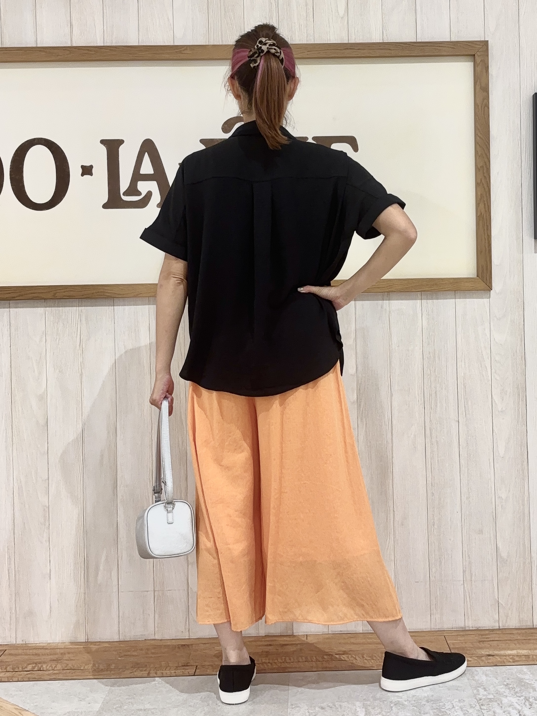 みきぽんさんの「SHOO･LA･RUE｜【洗濯後しわになりにくい/体型カバー】二の腕も隠せる　お袖ロールアップ半袖シャツ」を使ったコーディネート