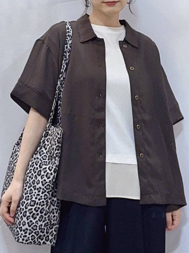 𝐇𝐢𝐫𝐨𝐦𝐢さんの「SHOO･LA･RUE｜【通気性〇/UV/S-LL】洗濯後しわになりにくい とろみストライプシャツ」を使ったコーディネート