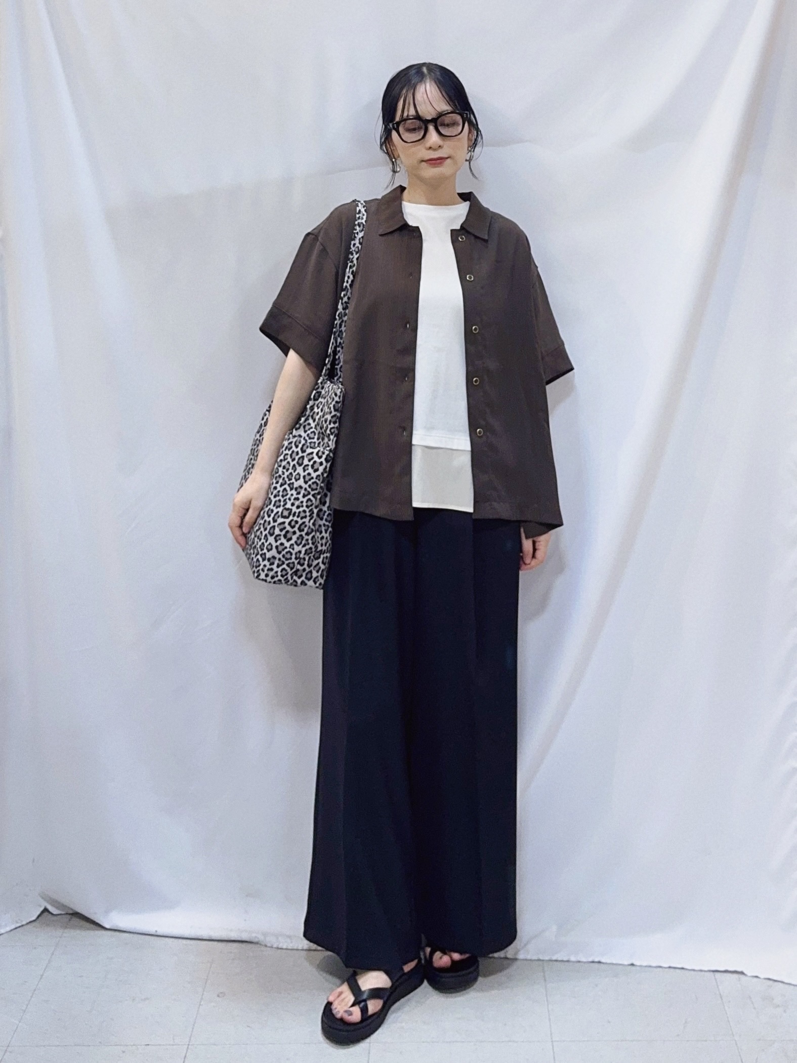 𝐇𝐢𝐫𝐨𝐦𝐢さんの「SHOO･LA･RUE｜【通気性〇/UV/S-LL】洗濯後しわになりにくい とろみストライプシャツ」を使ったコーディネート