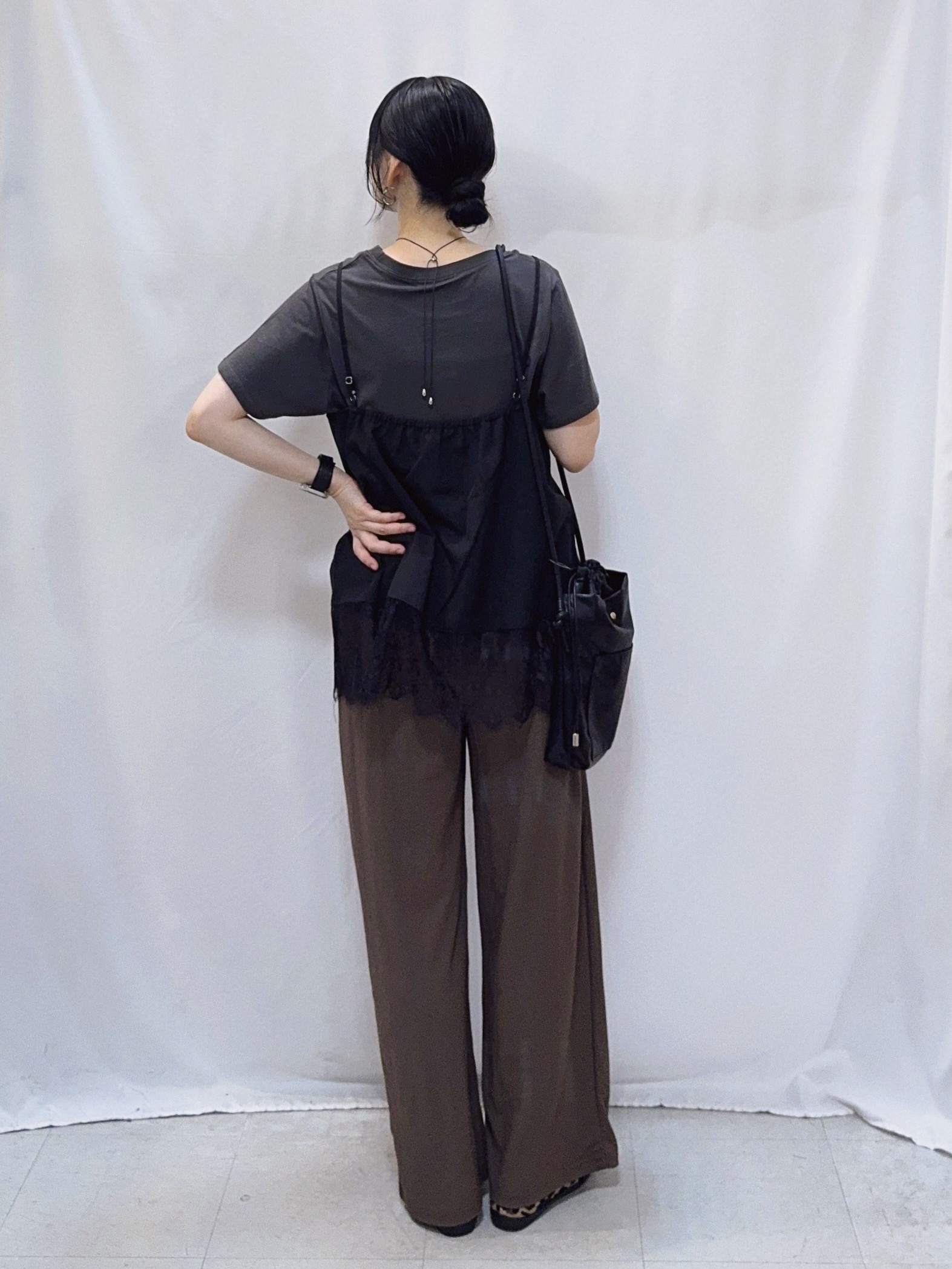 𝐇𝐢𝐫𝐨𝐦𝐢さんの「SHOO･LA･RUE｜【洗濯機可/S-LL】体型カバーしながらこなれ見え レース付きキャミソール」を使ったコーディネート
