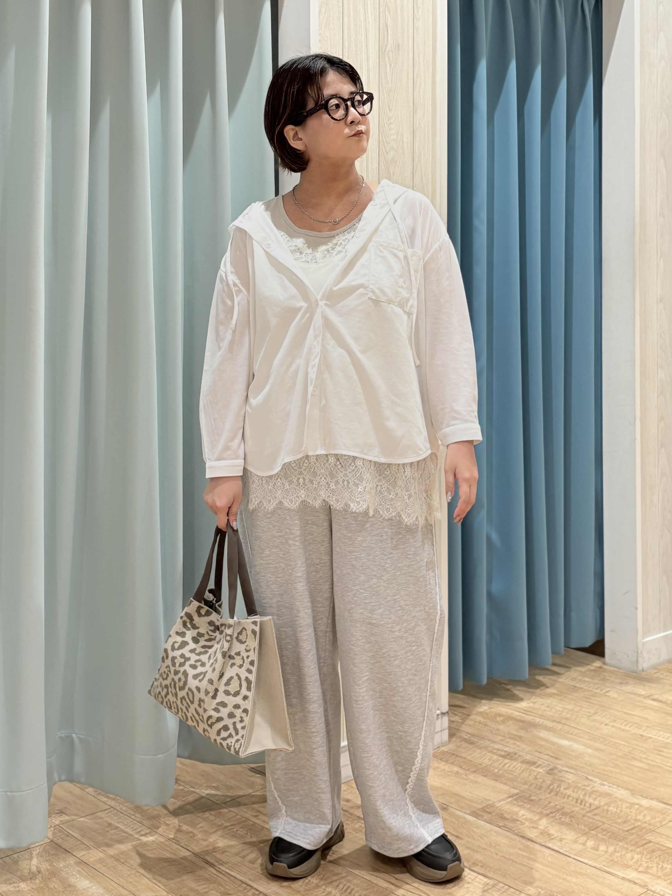 砂糖さんの「SHOO･LA･RUE｜【洗濯機可/体型カバー】程よい透け感の ゆるシア―シャツパーカ」を使ったコーディネート