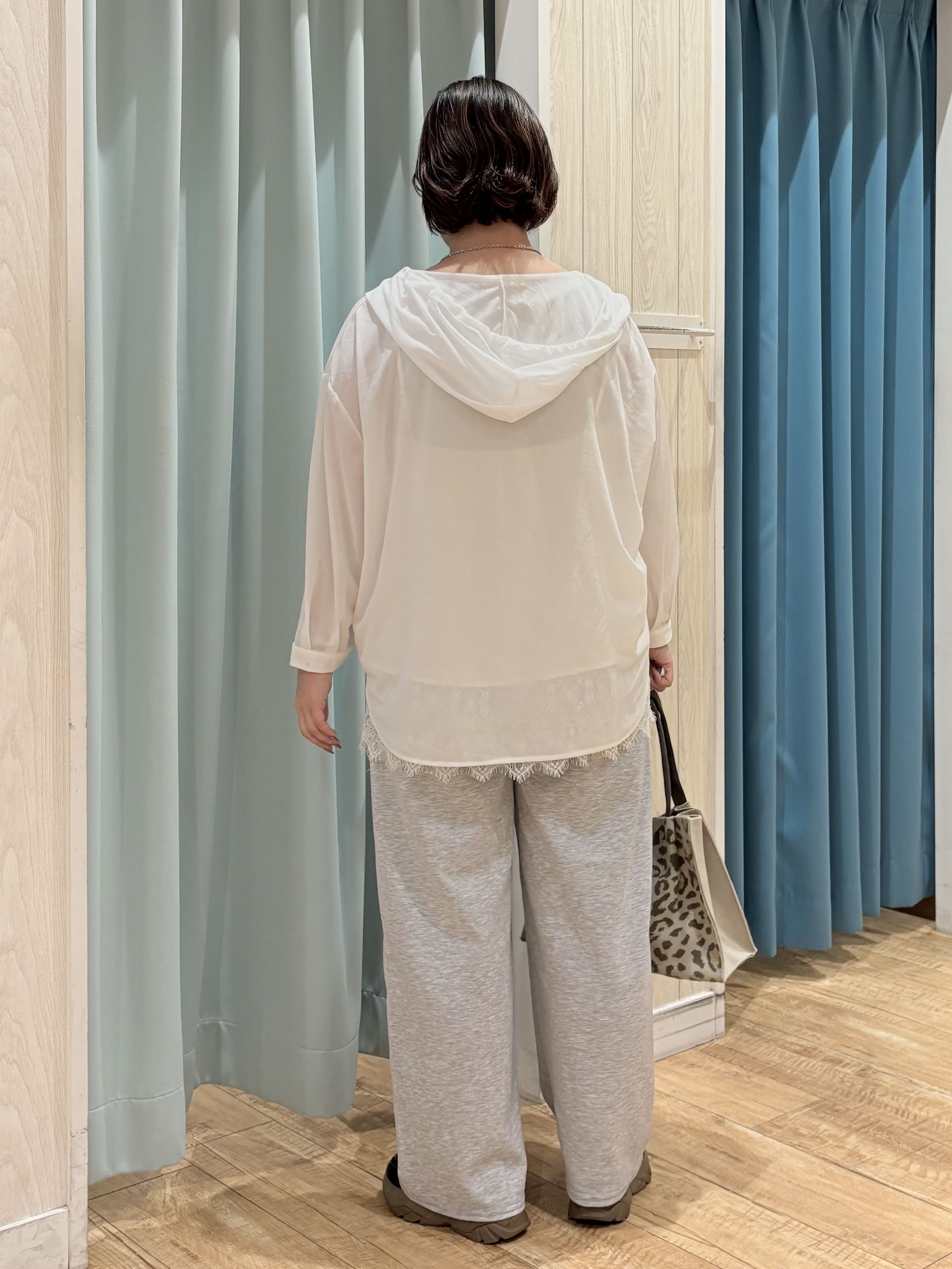 砂糖さんの「SHOO･LA･RUE｜【洗濯機可/体型カバー】程よい透け感の ゆるシア―シャツパーカ」を使ったコーディネート