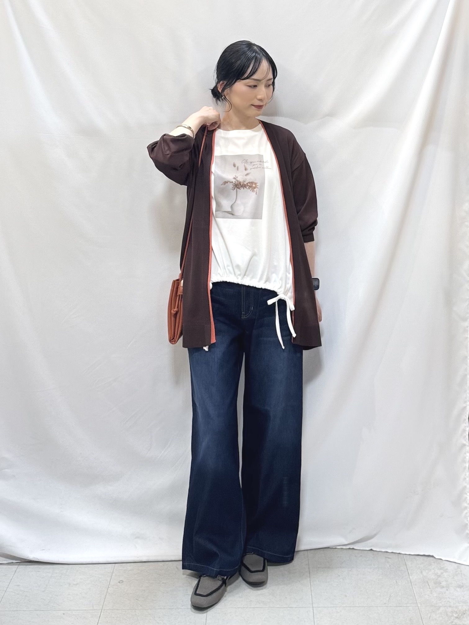 𝐇𝐢𝐫𝐨𝐦𝐢さんの「SHOO･LA･RUE｜【お袖丈選べる/UV/毛玉になりにくい】目を引く配色デザイン ボタンレスミドルカーディガン」を使ったコーディネート