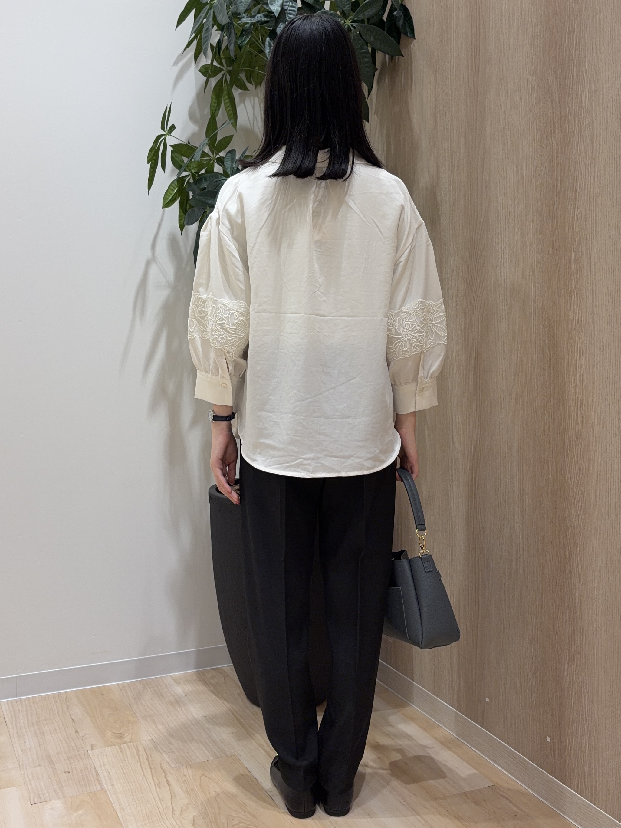 ayaneさんの「grove｜さりげなく華やぐ レースボリュームスリーブシャツ」を使ったコーディネート