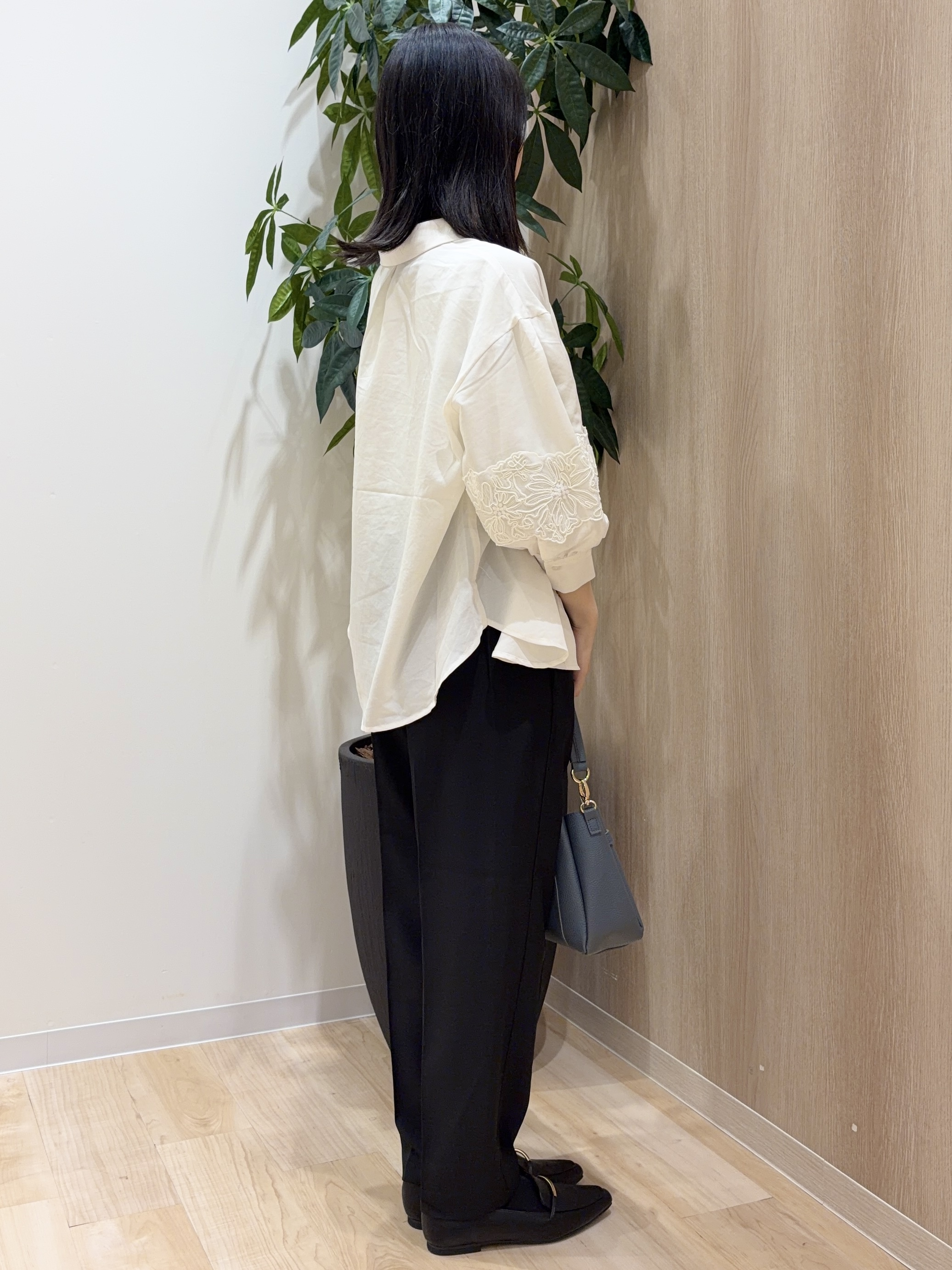 ayaneさんの「grove｜さりげなく華やぐ レースボリュームスリーブシャツ」を使ったコーディネート