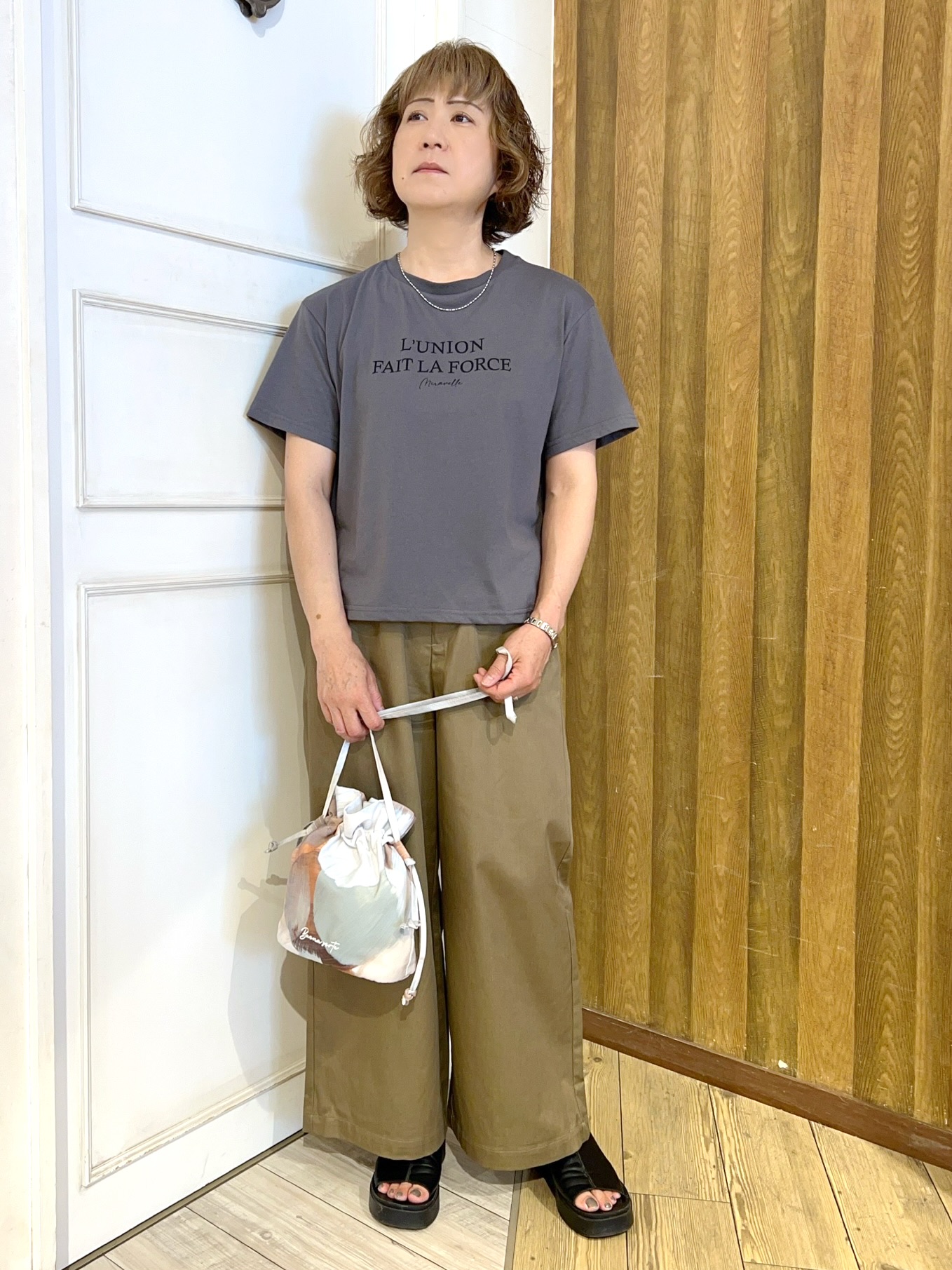 yuriyuriさんの「SHOO･LA･RUE｜【2点セット/体型カバー】瞬間レイヤードコーデが完成 クロシェ編みベスト+ロゴT」を使ったコーディネート