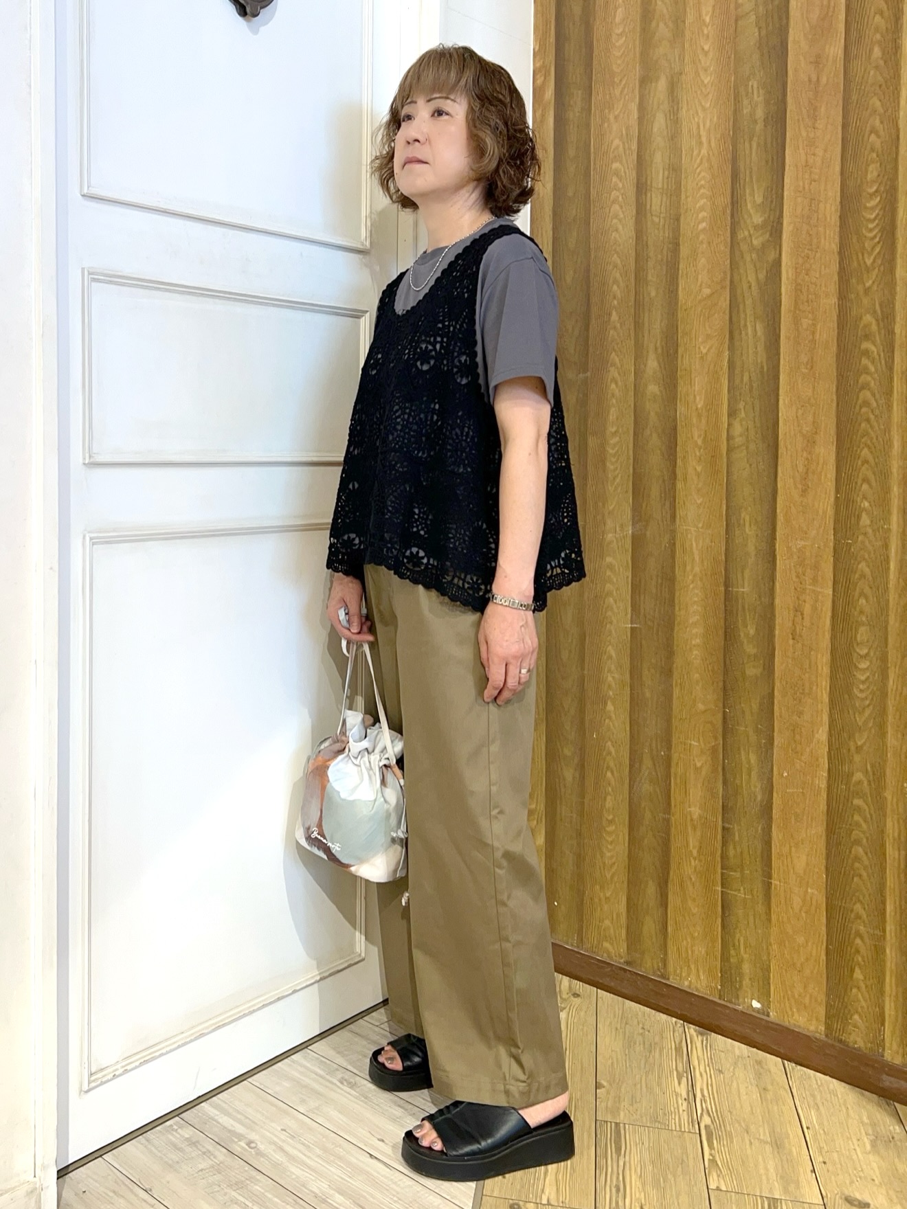 yuriyuriさんの「SHOO･LA･RUE｜【2点セット/体型カバー】瞬間レイヤードコーデが完成 クロシェ編みベスト+ロゴT」を使ったコーディネート
