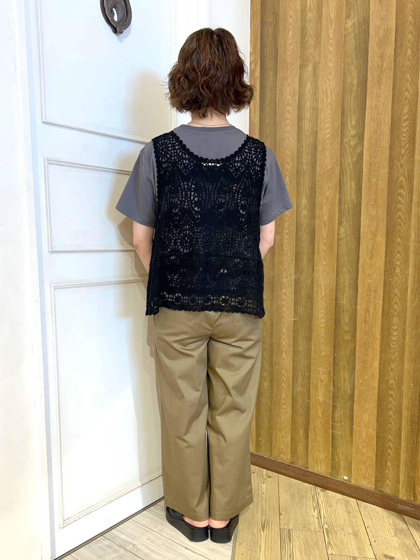 yuriyuriさんの「SHOO･LA･RUE｜【2点セット/体型カバー】瞬間レイヤードコーデが完成 クロシェ編みベスト+ロゴT」を使ったコーディネート