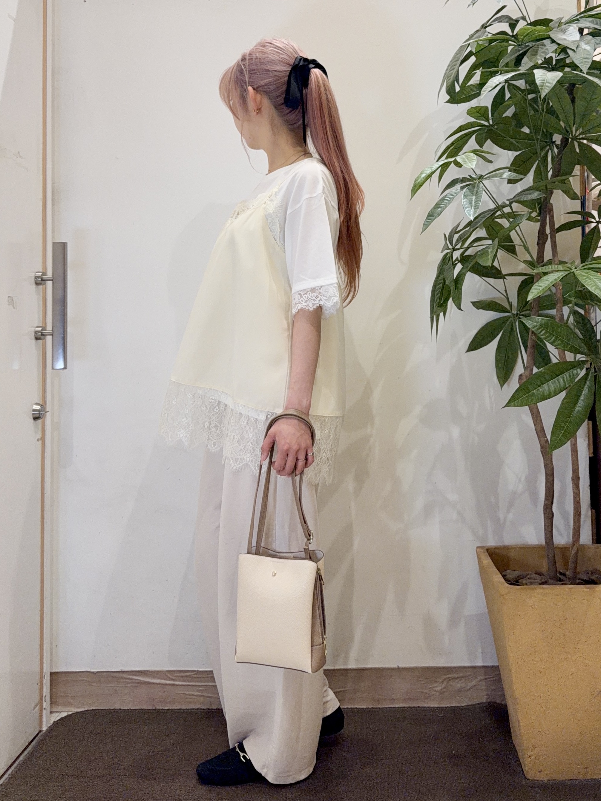 AYUMIさんの「SHOO･LA･RUE｜【洗濯機可/S-LL】体型カバーしながらこなれ見え レース付きキャミソール」を使ったコーディネート
