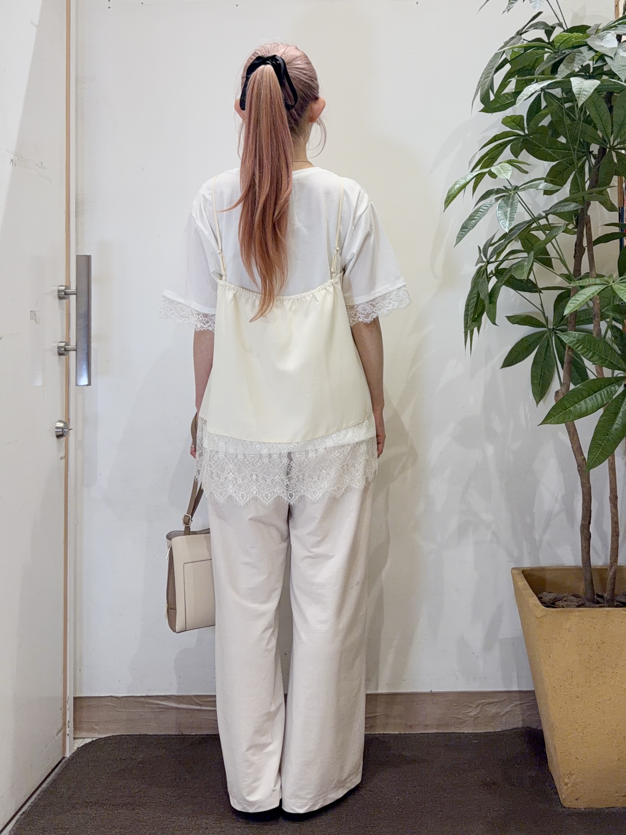 AYUMIさんの「SHOO･LA･RUE｜【洗濯機可/S-LL】体型カバーしながらこなれ見え レース付きキャミソール」を使ったコーディネート