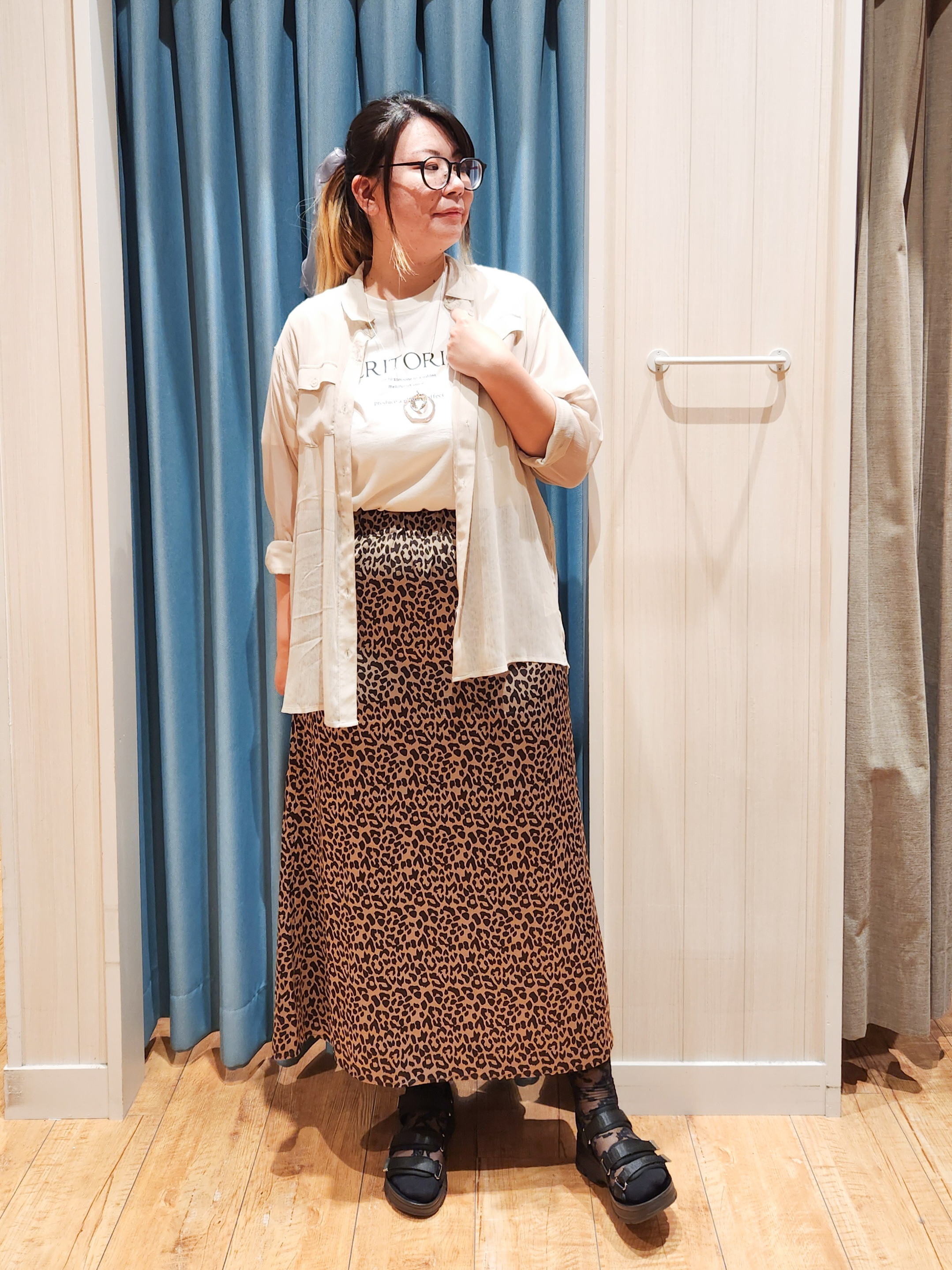 れーやんさんの「SHOO･LA･RUE｜【洗濯機可】ダブルポケット 楊柳しぼしぼシアーシャツ」を使ったコーディネート