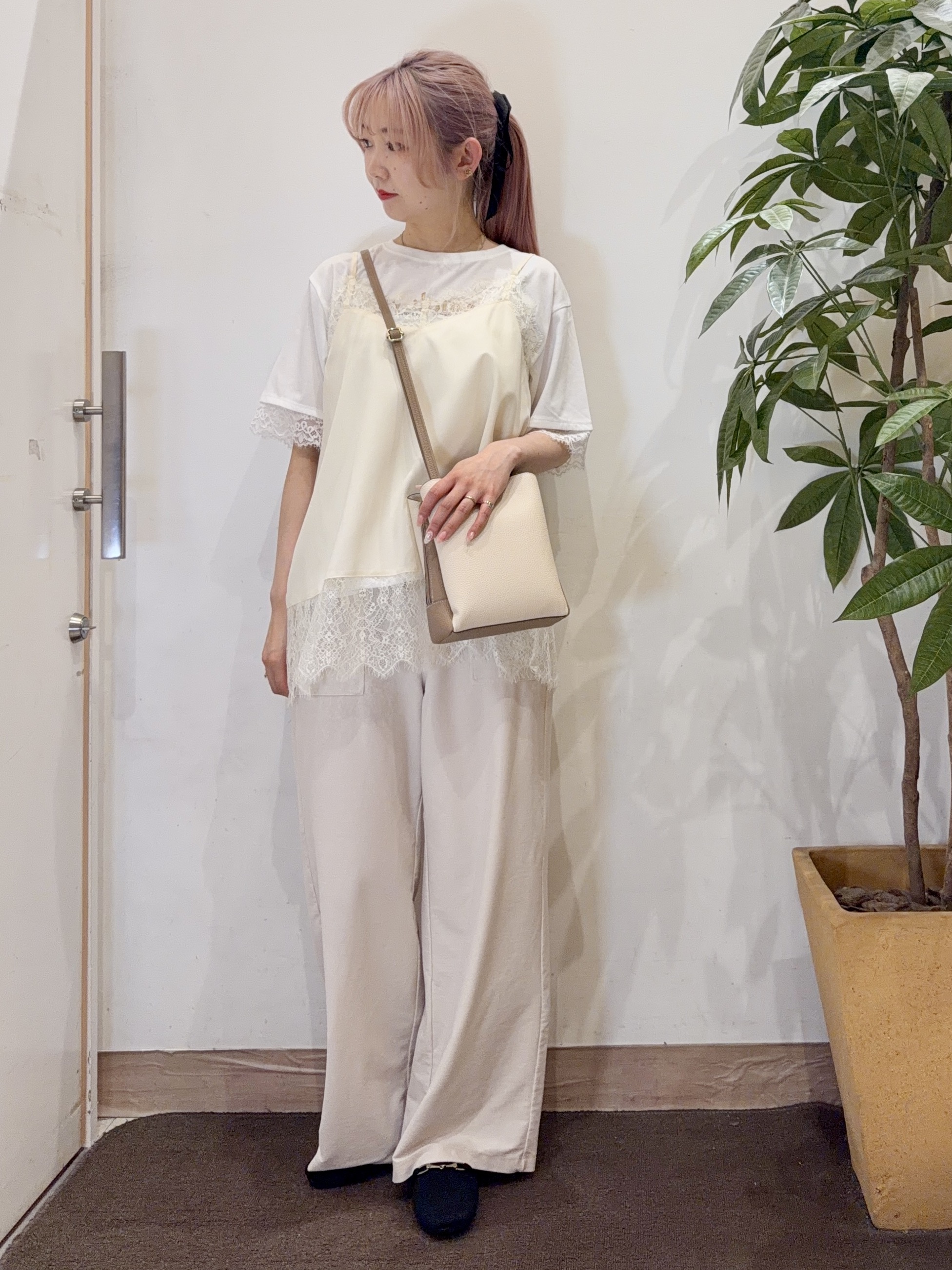 AYUMIさんの「SHOO･LA･RUE｜【洗濯機可/S-LL】体型カバーしながらこなれ見え レース付きキャミソール」を使ったコーディネート
