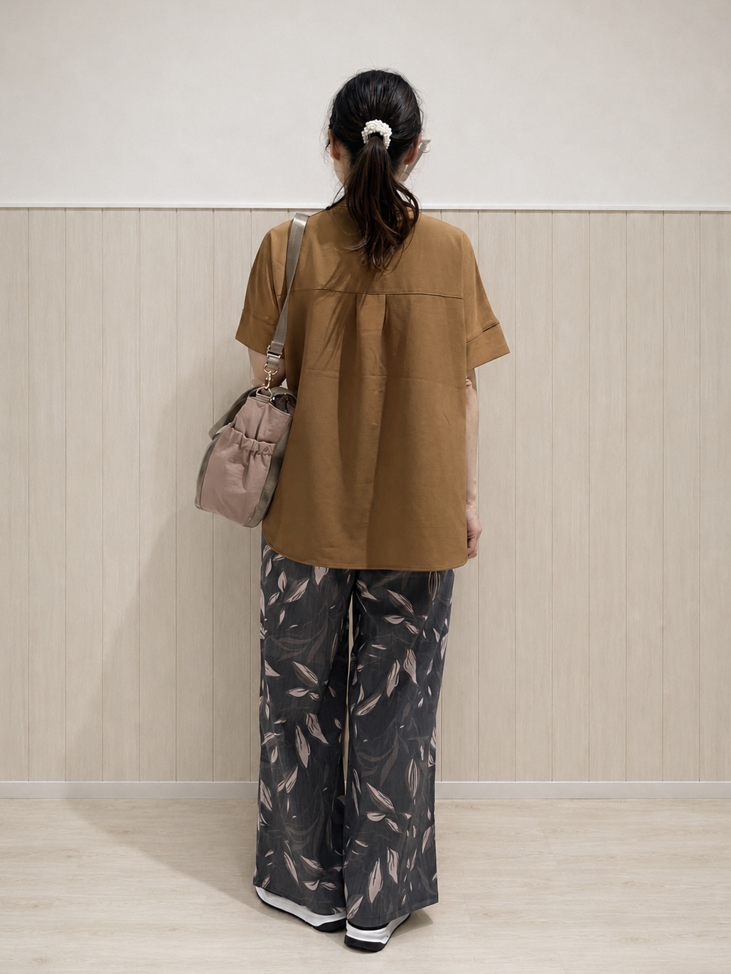まつみさんの「SHOO･LA･RUE｜【洗濯後しわになりにくい/UV/吸水速乾】Wポケットが目を引く オンオフ使えるスキッパーブラウス」を使ったコーディネート