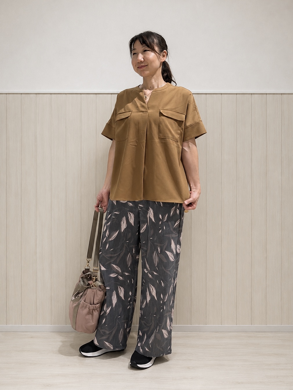 まつみさんの「SHOO･LA･RUE｜【洗濯後しわになりにくい/UV/吸水速乾】Wポケットが目を引く オンオフ使えるスキッパーブラウス」を使ったコーディネート