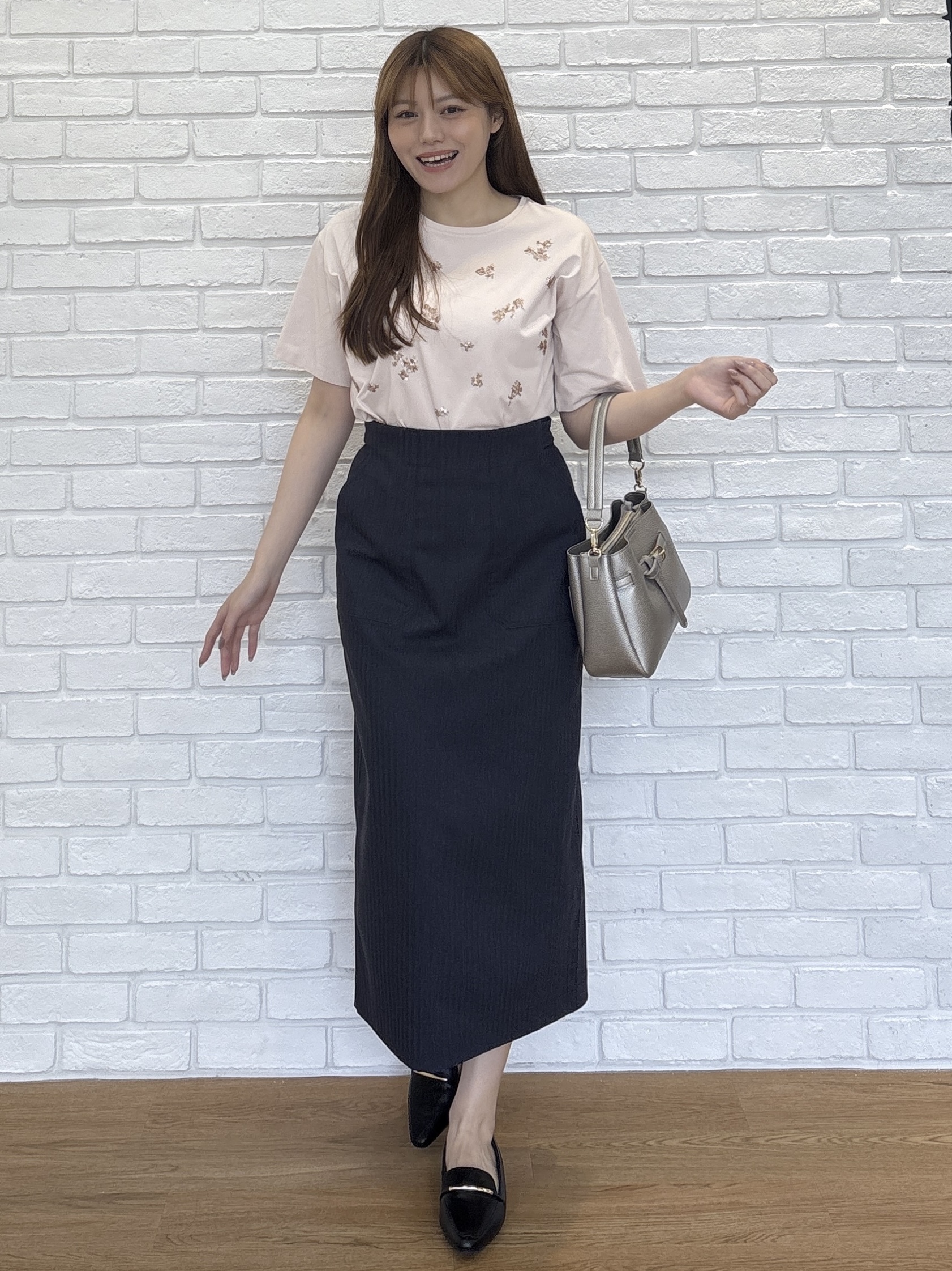 sayaさんの「grove｜フラワーモチーフスパンコールTシャツ」を使ったコーディネート