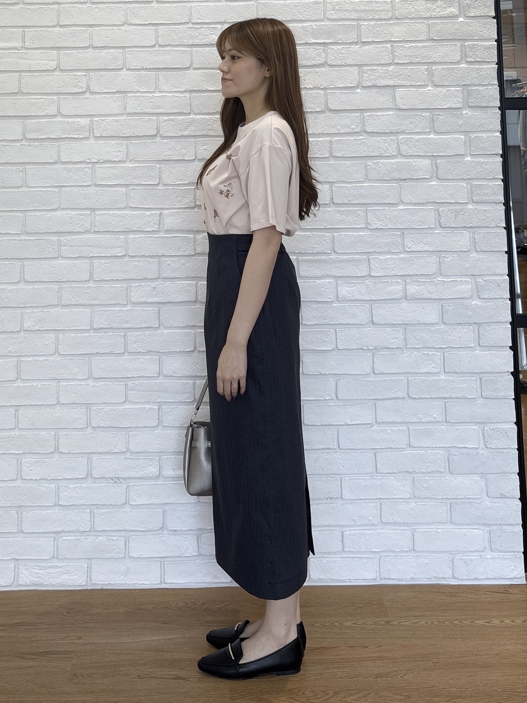 sayaさんの「grove｜フラワーモチーフスパンコールTシャツ」を使ったコーディネート