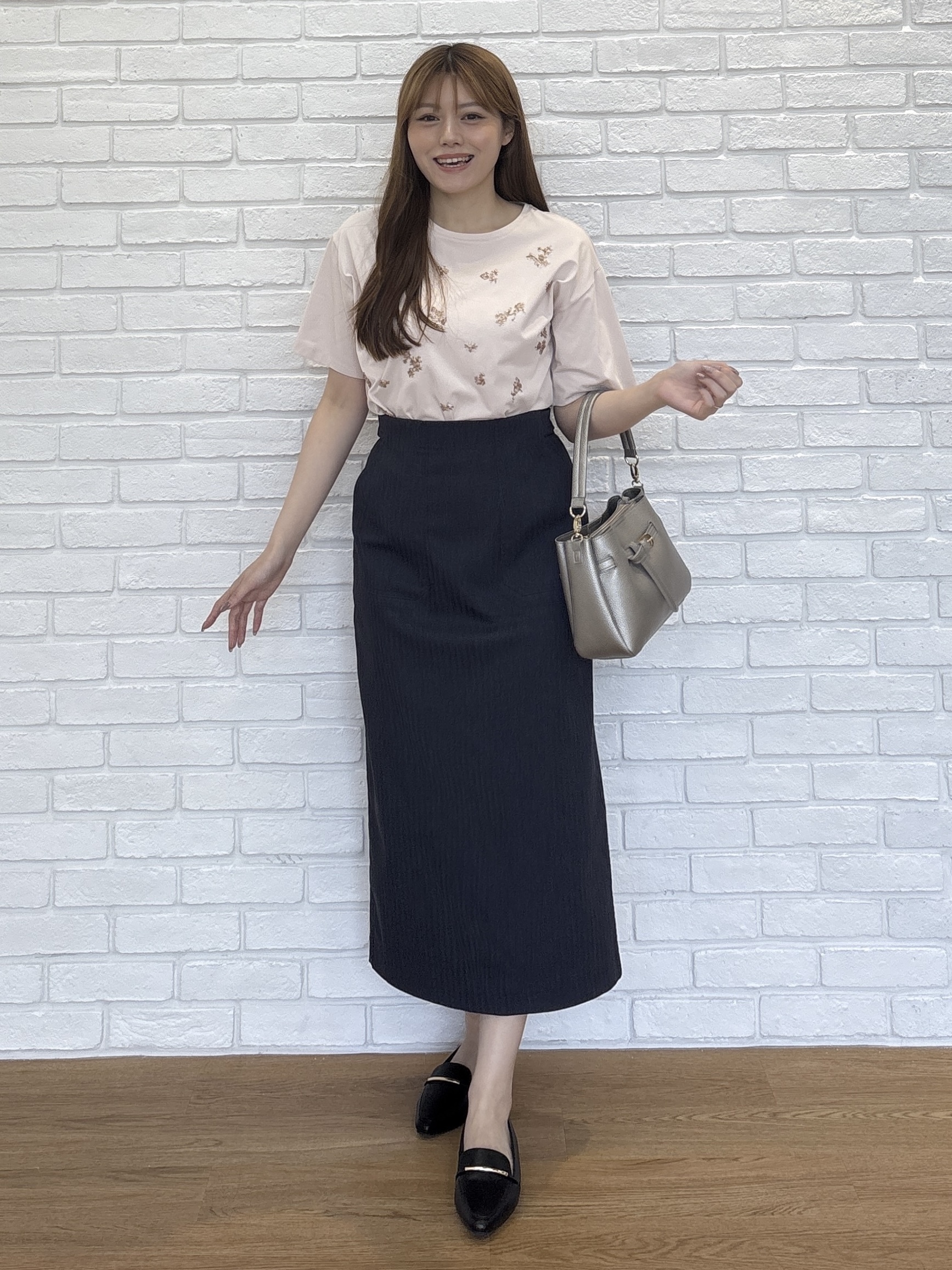 sayaさんの「grove｜フラワーモチーフスパンコールTシャツ」を使ったコーディネート